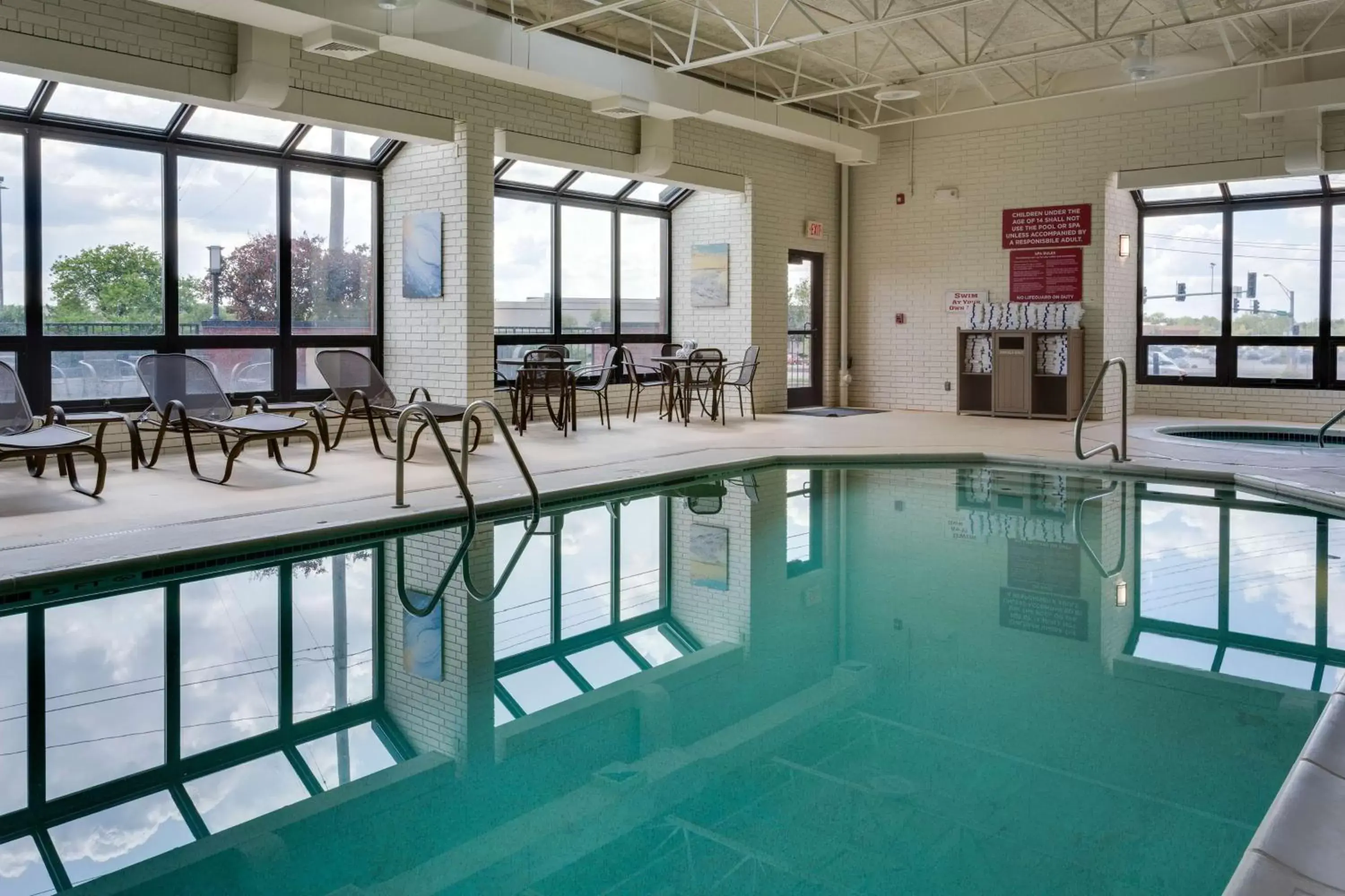 Activities, Swimming Pool in Drury Inn & Suites Columbia Stadium Boulevard