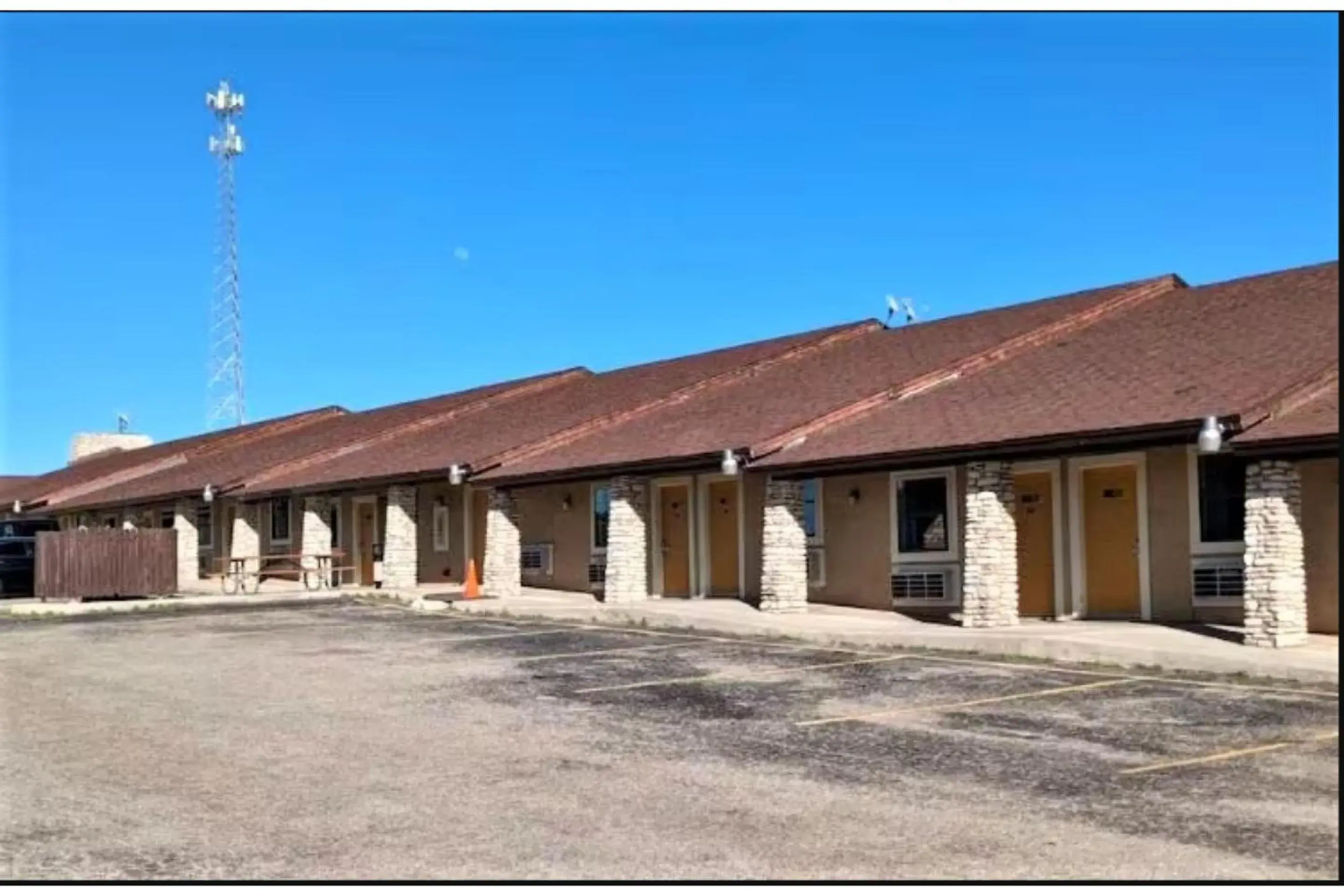 Parking, Property Building in OYO Hotel Beeville - US 181