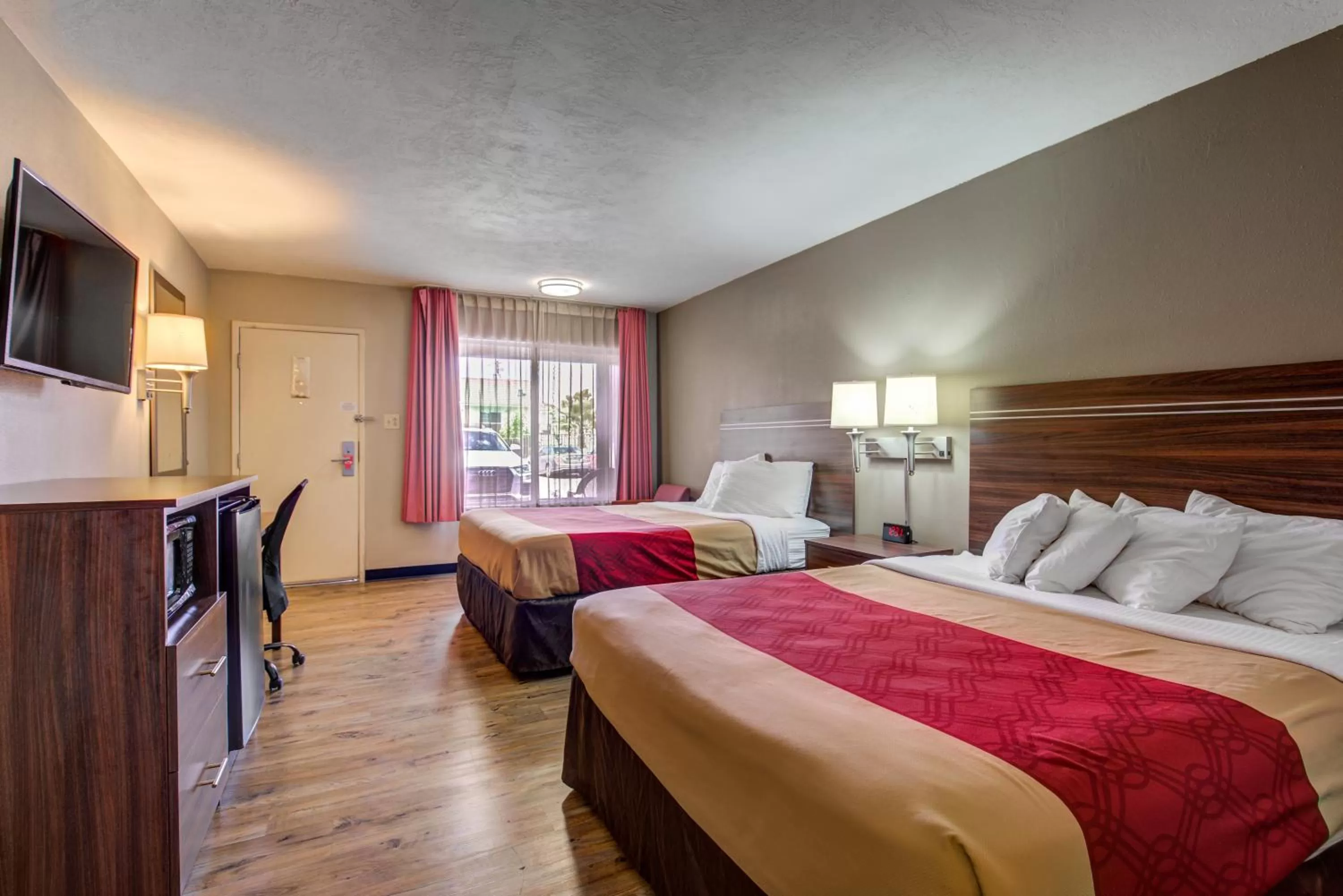 Photo of the whole room, Bed in Econo Lodge St George North - Near Pioneer Park