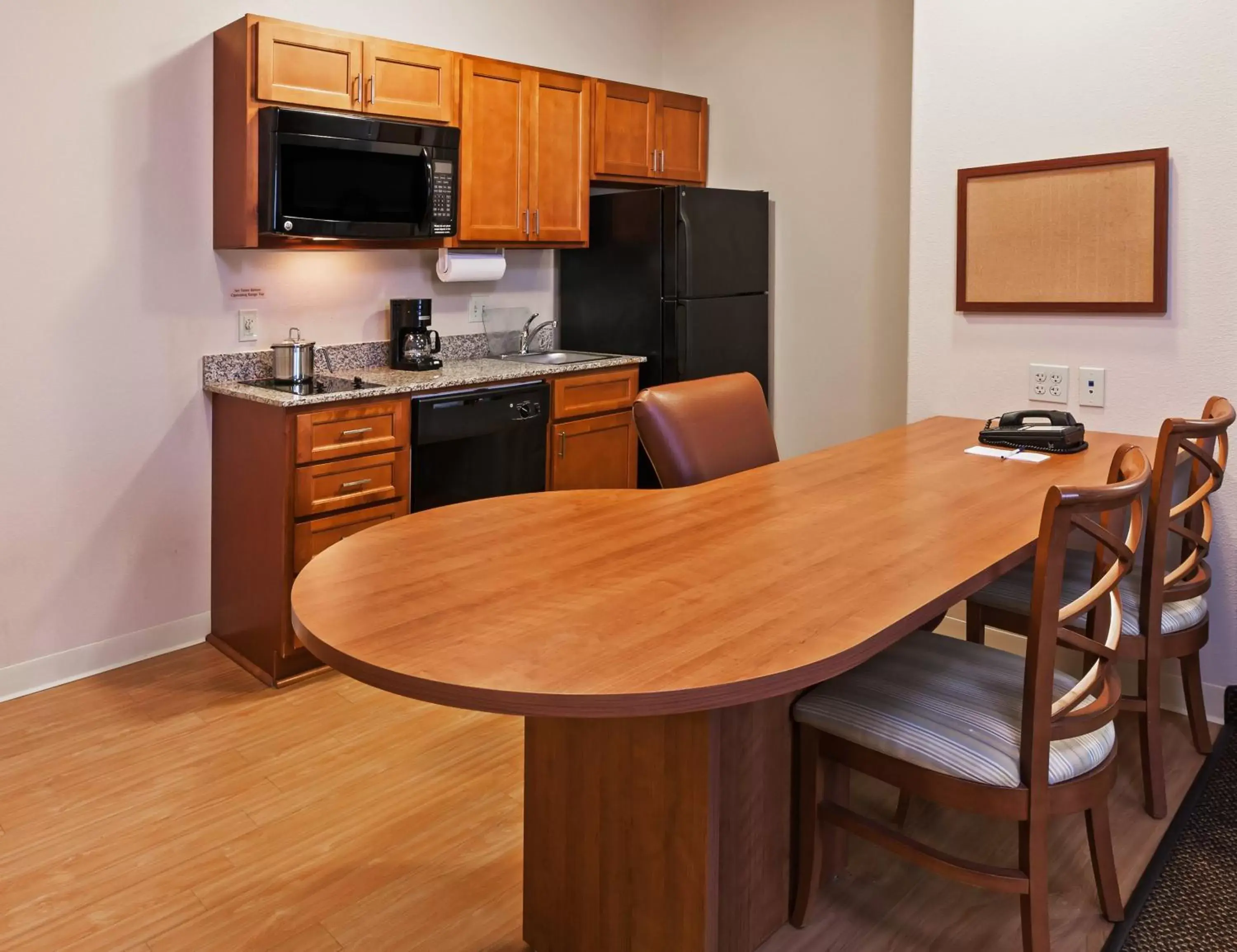 Photo of the whole room, Kitchen/Kitchenette in Candlewood Suites Deer Park, an IHG Hotel