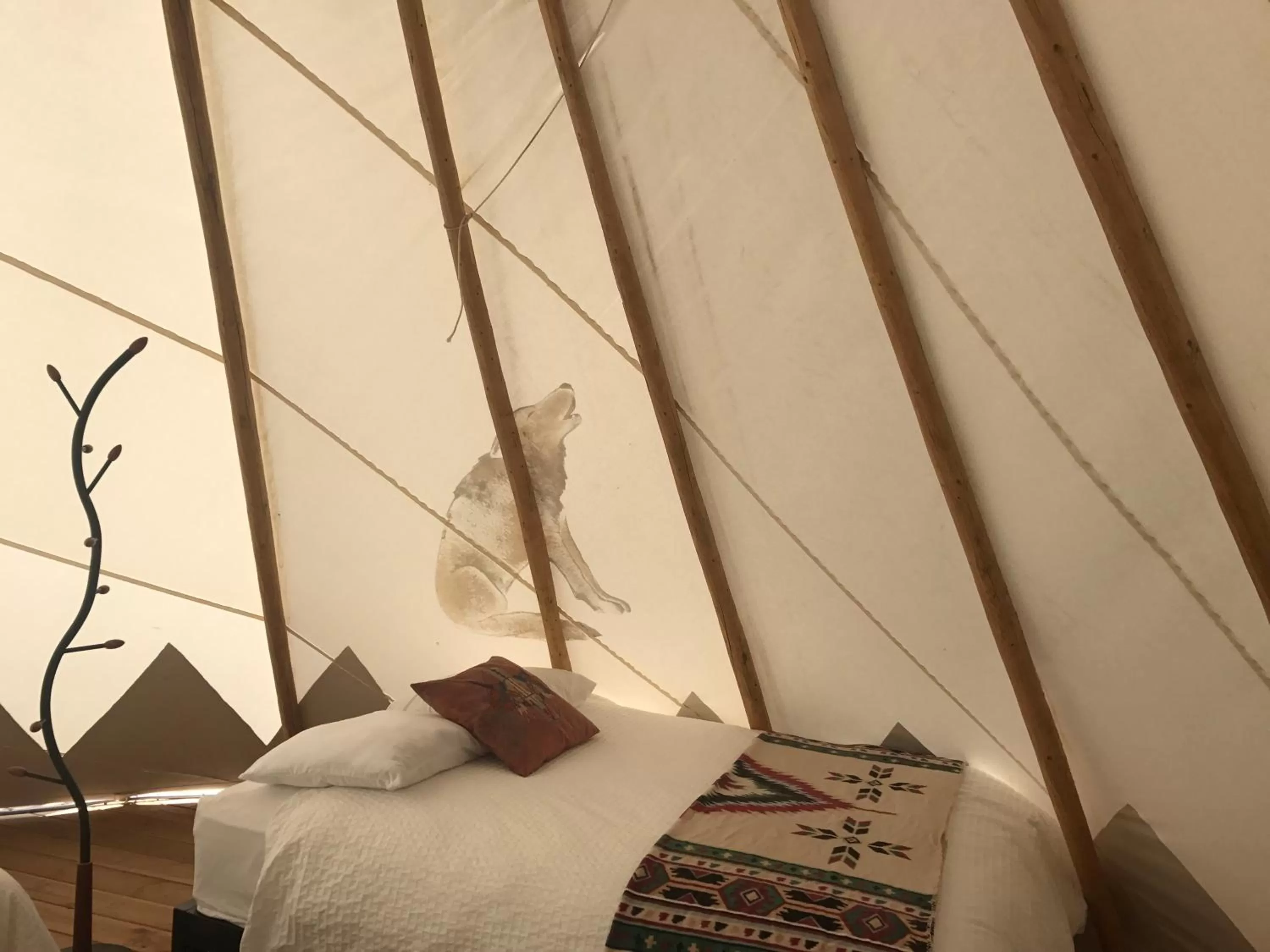 Bed in Olancha RV Park and Motel