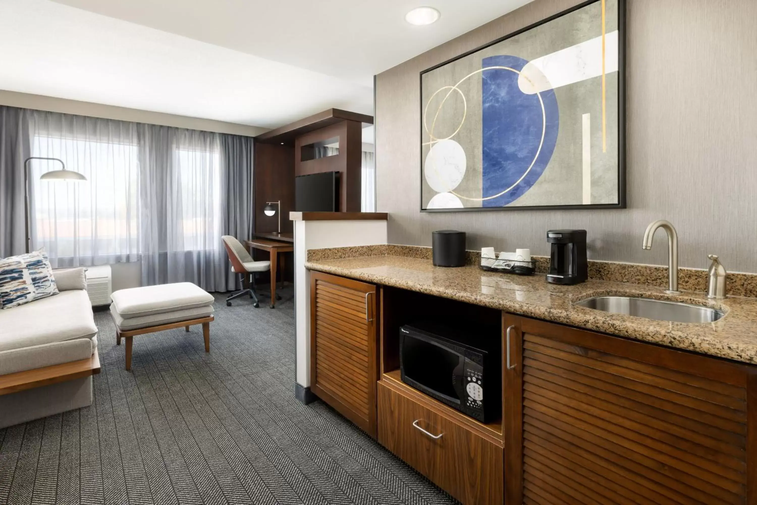 Photo of the whole room, Kitchen/Kitchenette in Courtyard by Marriott Los Angeles Woodland Hills