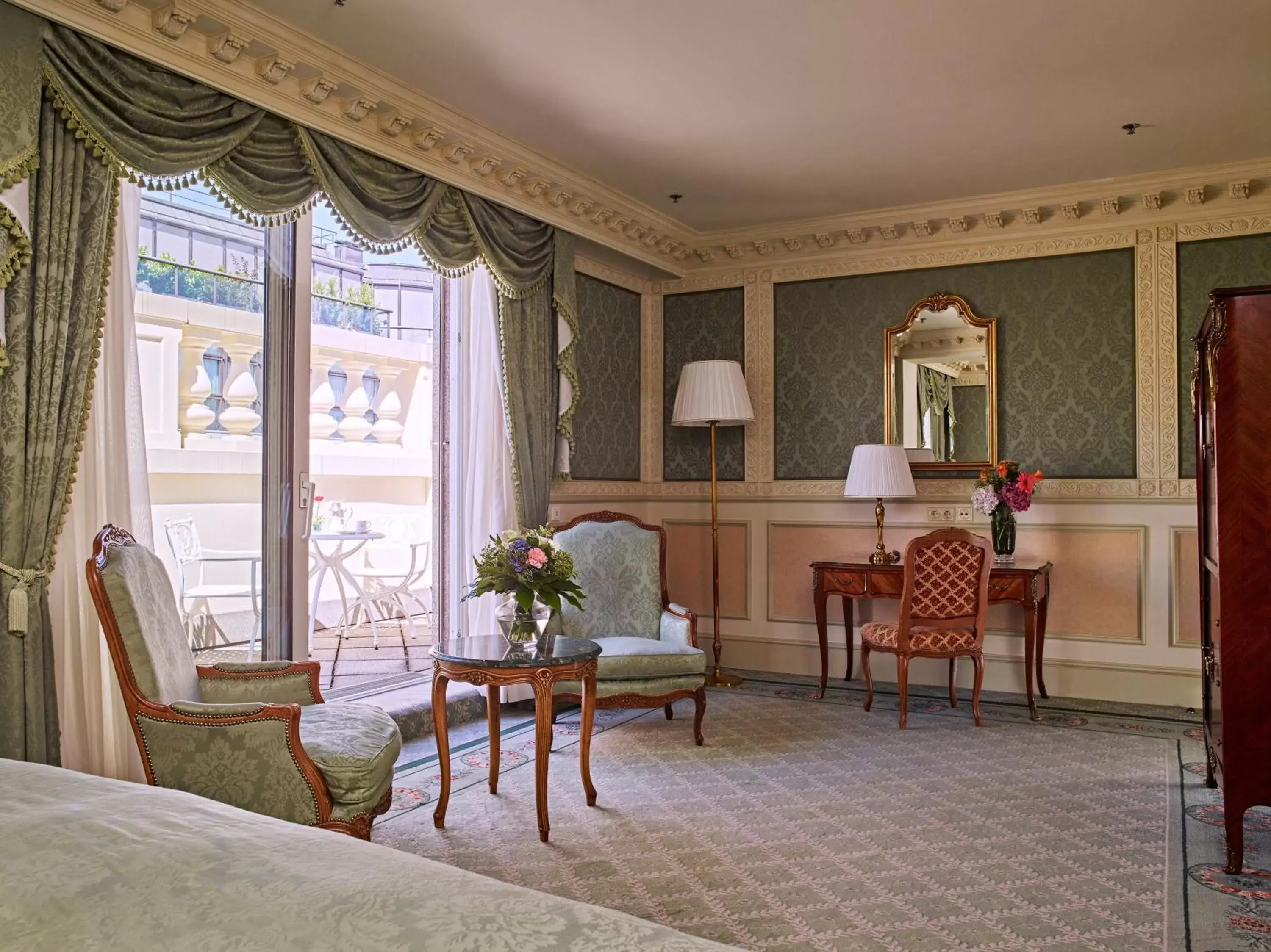 Photo of the whole room, Seating Area in Grand Hotel Wien