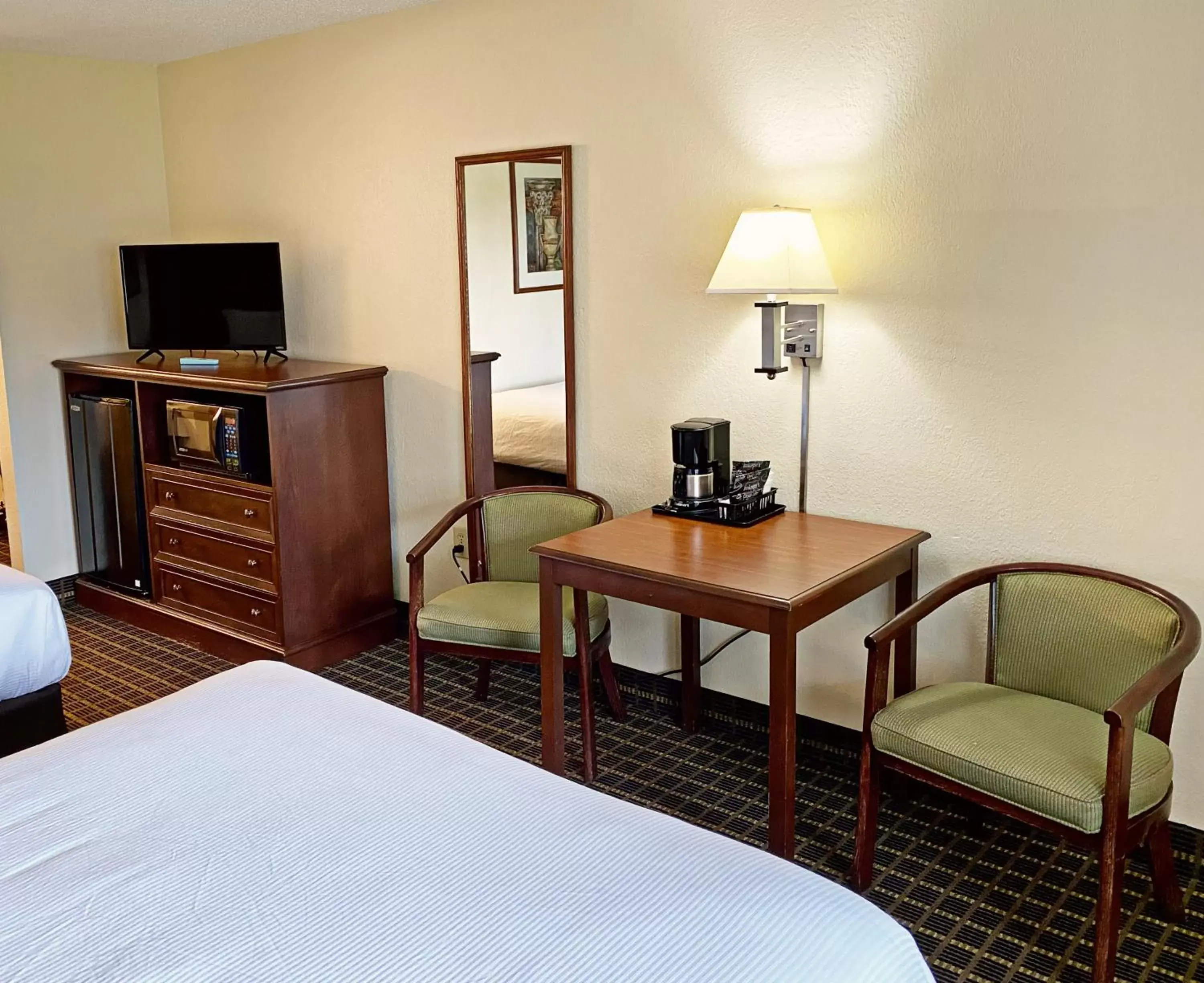 TV and multimedia, TV/Entertainment Center in Roadstar Hotel Zephyrhills