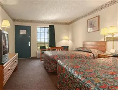 Bedroom, Bed in Super 8 by Wyndham Lakeland