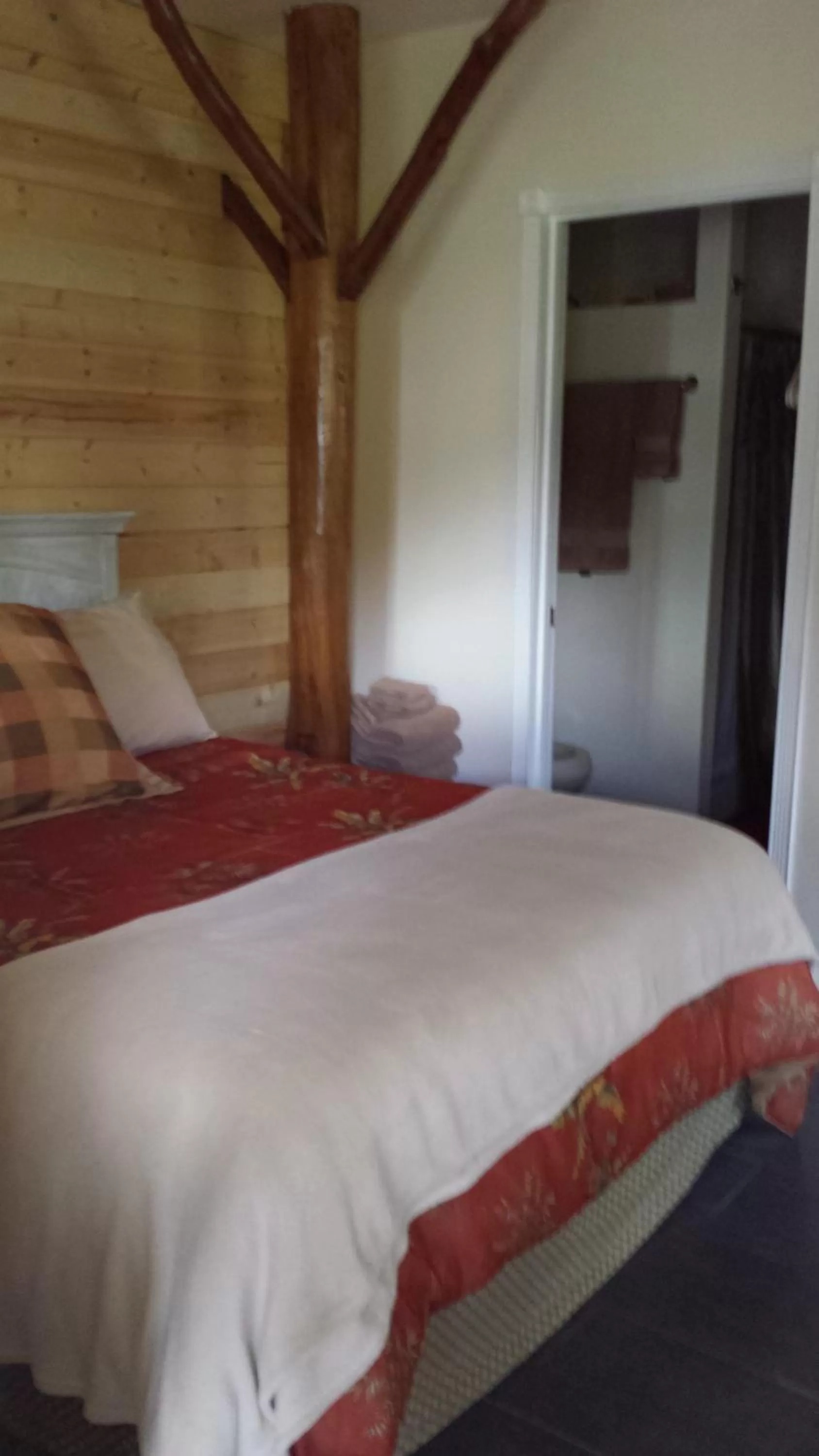 Bed in Aloha Crater Lodge