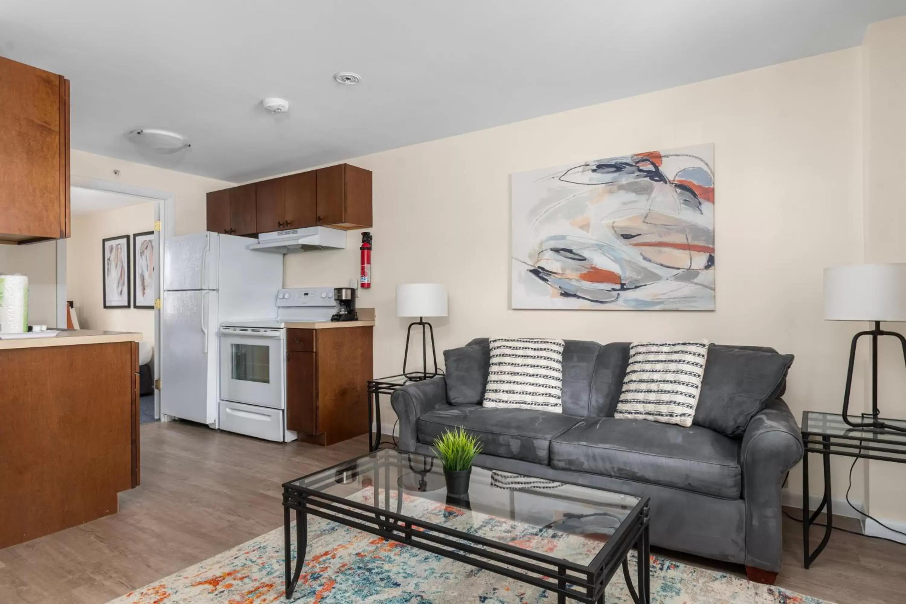 Kitchen or kitchenette, Seating Area in The Beverly