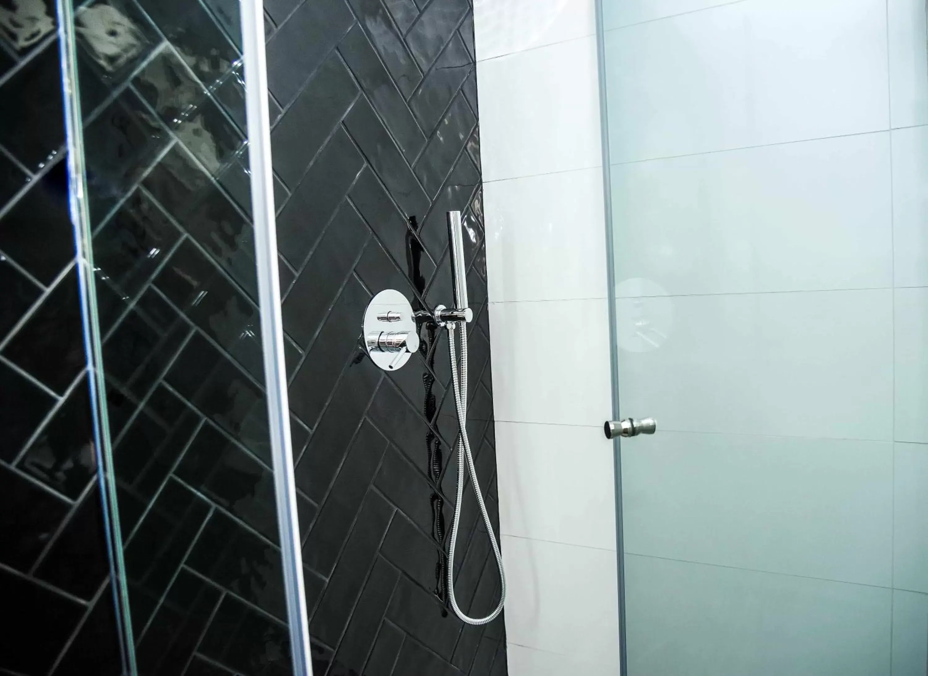 Shower, Bathroom in Hotel Singular Porto Aeroporto