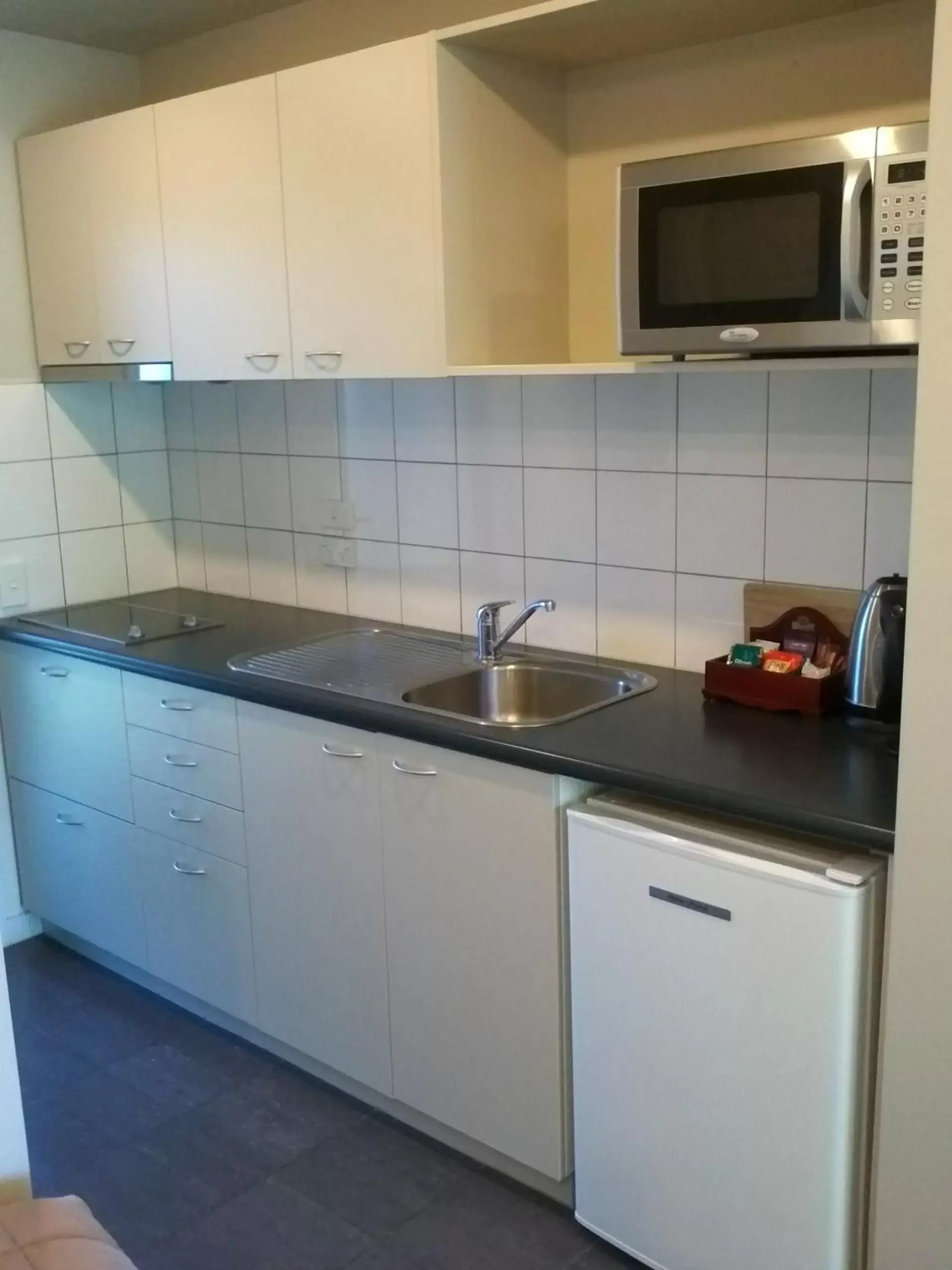 Kitchen or kitchenette, Kitchen/Kitchenette in Azena Suites & Apartment