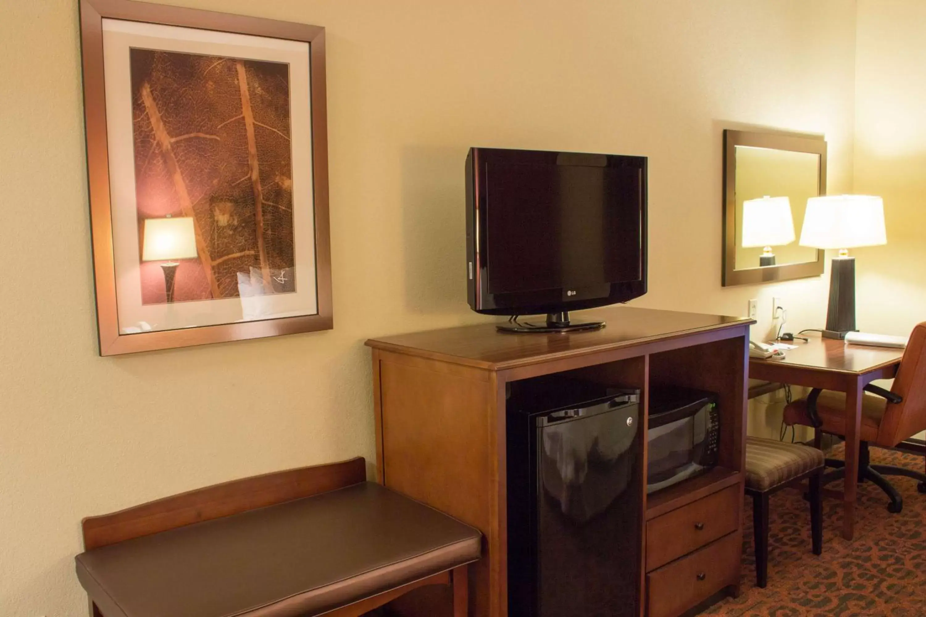 Bed, TV/Entertainment Center in Hampton Inn Junction City