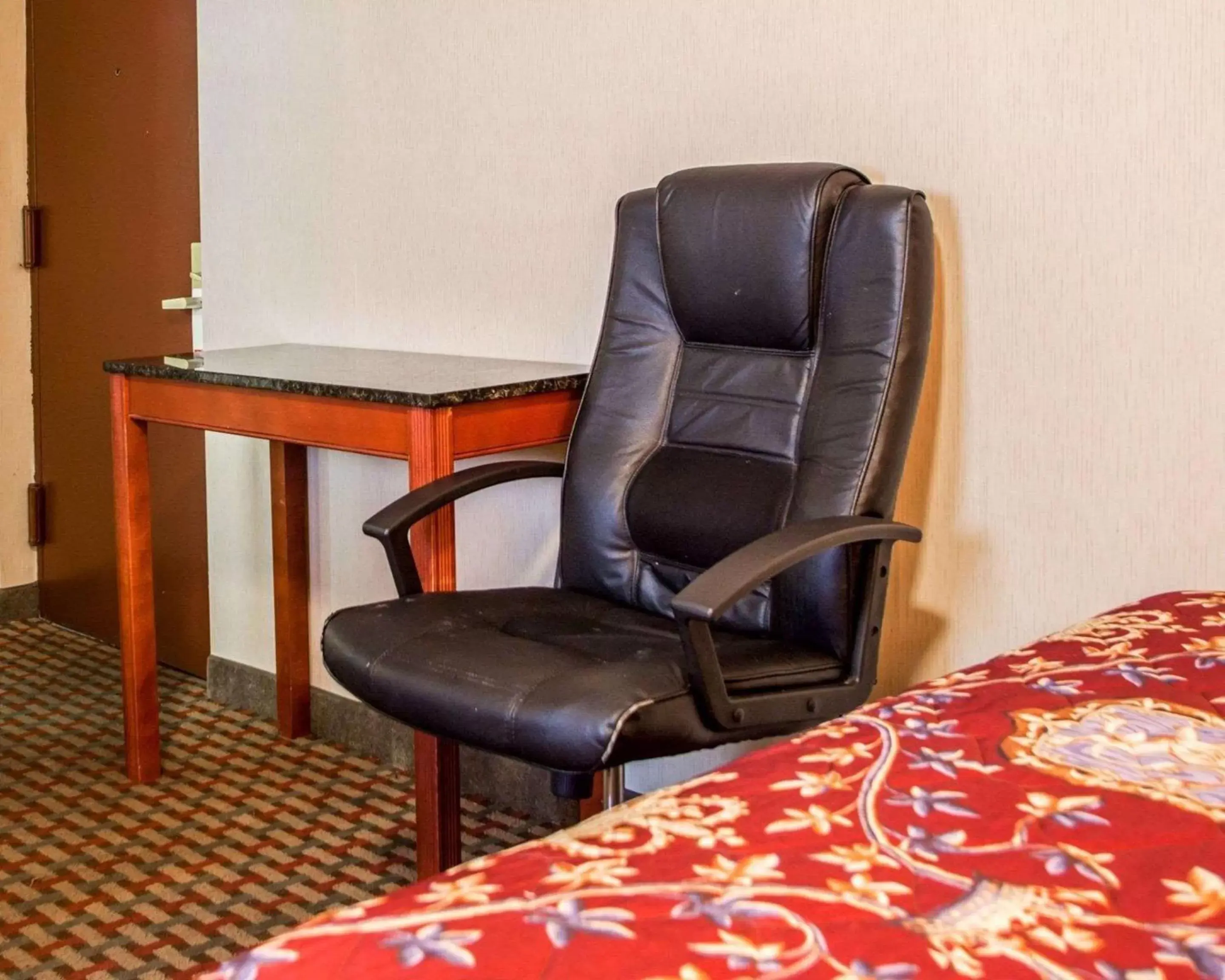 Photo of the whole room, Seating Area in Rodeway Inn Paterson New Jersey