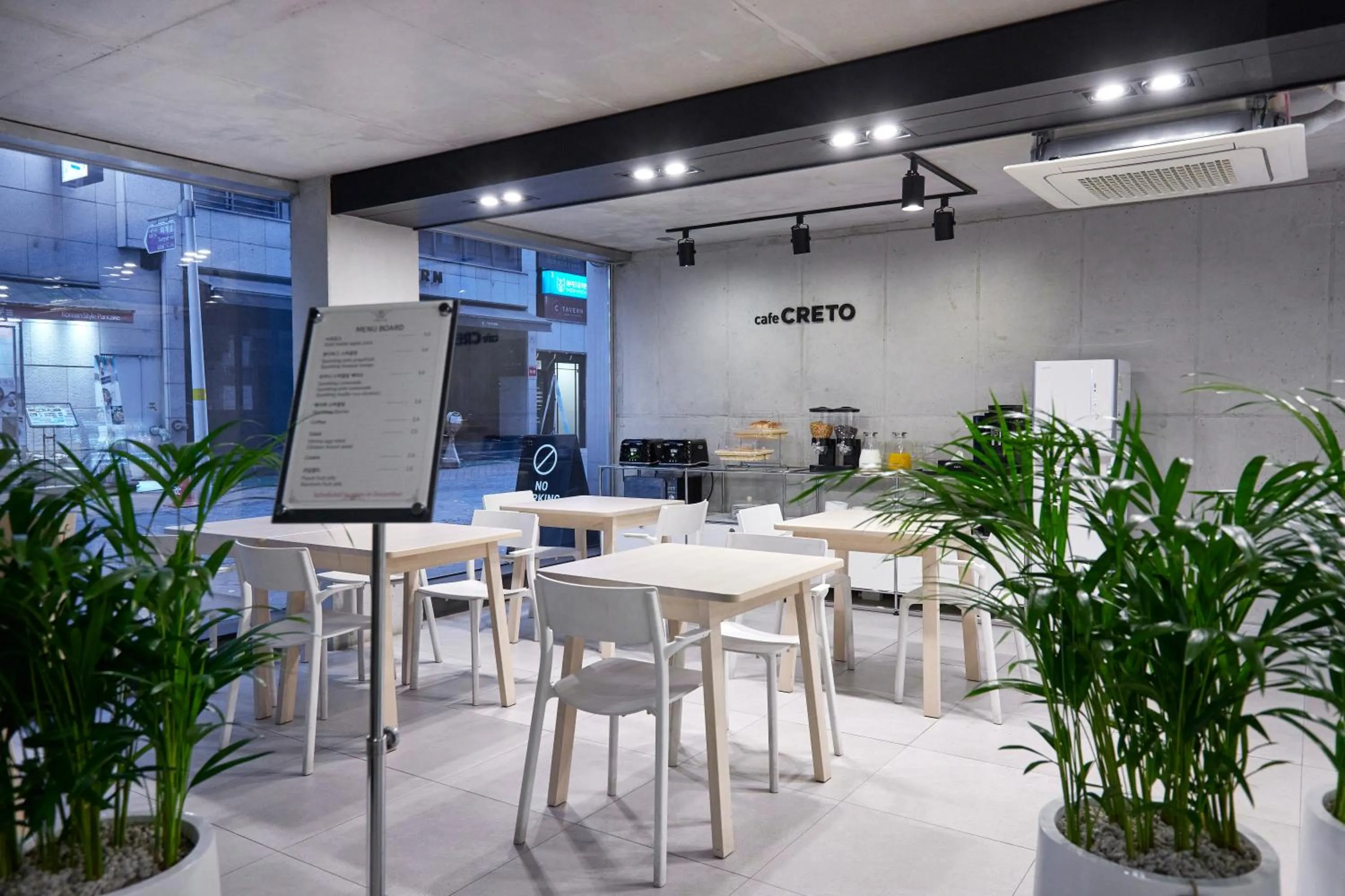 Restaurant/places to eat in Creto Hotel Myeongdong