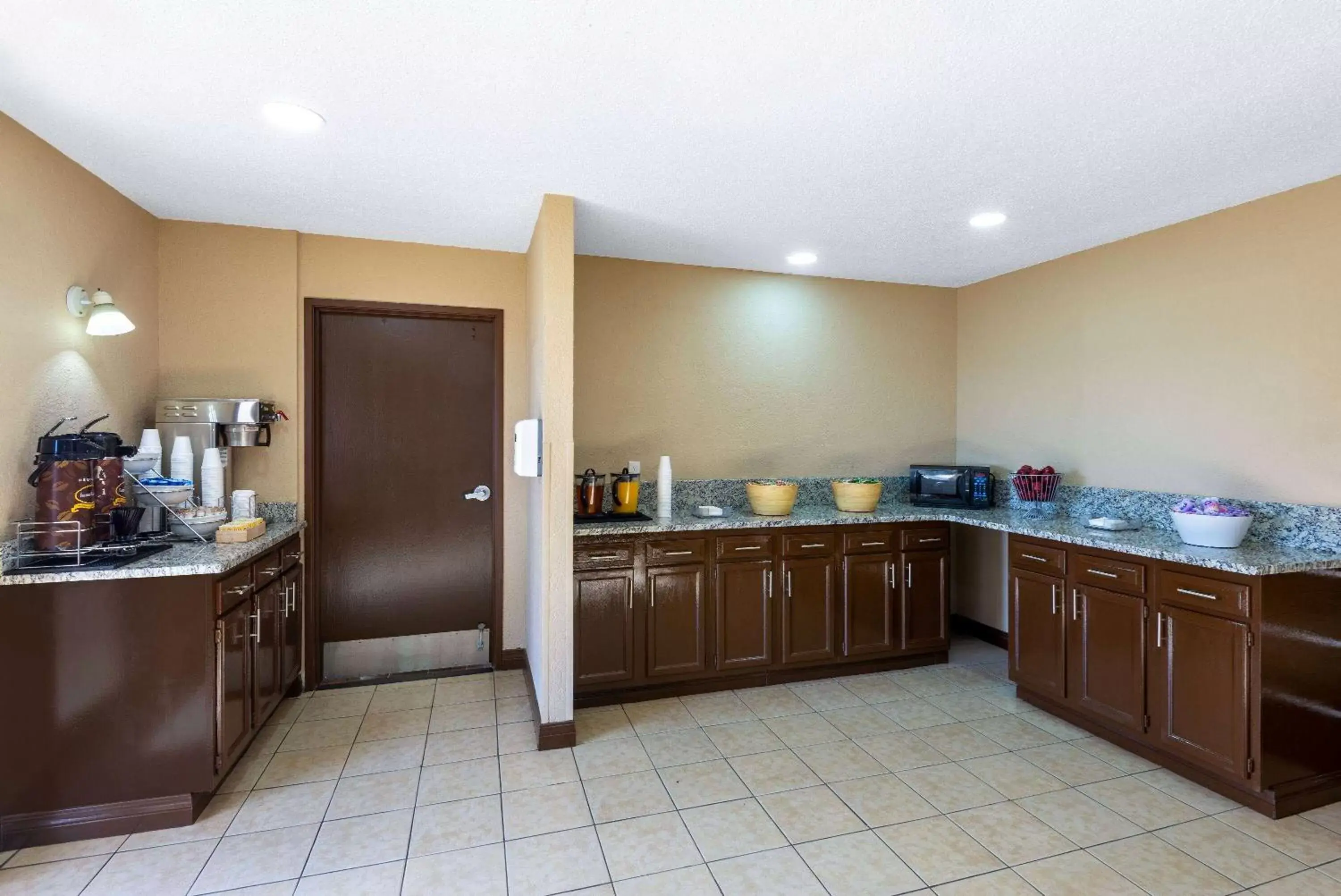 Breakfast, Kitchen/Kitchenette in Super 8 by Wyndham Summersville