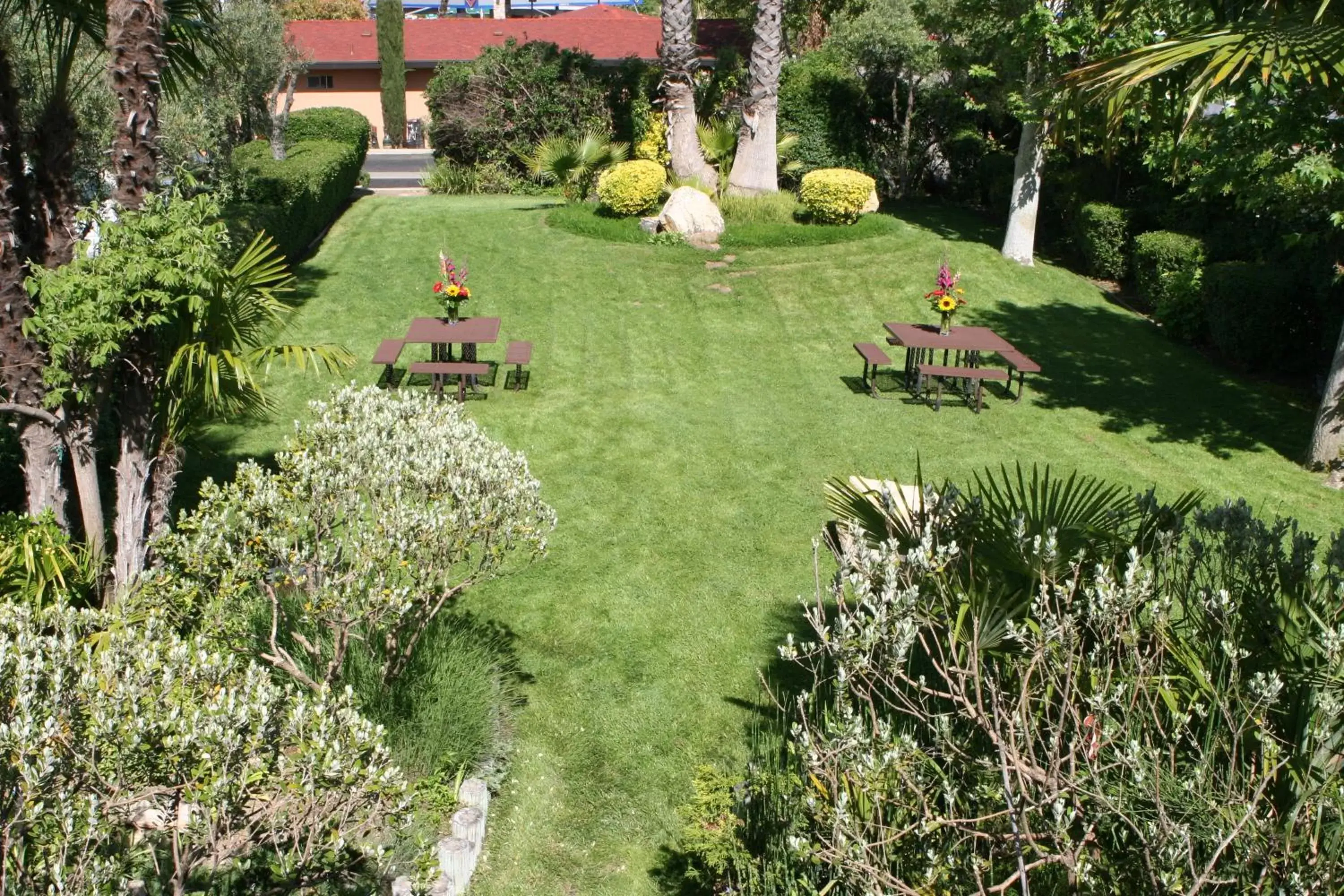 Garden in Adelaide Inn