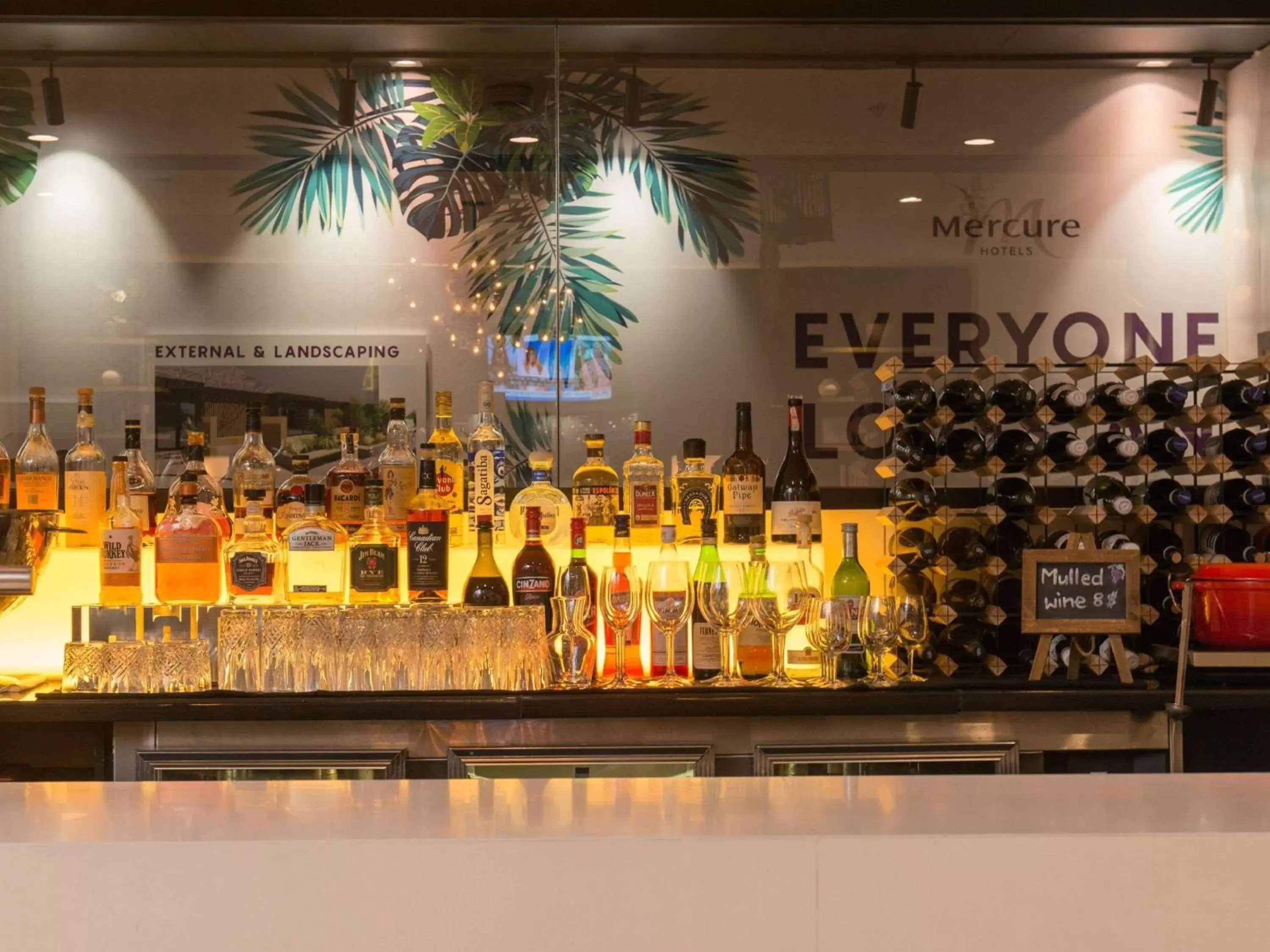 Lounge or bar in Novotel Sydney International Airport