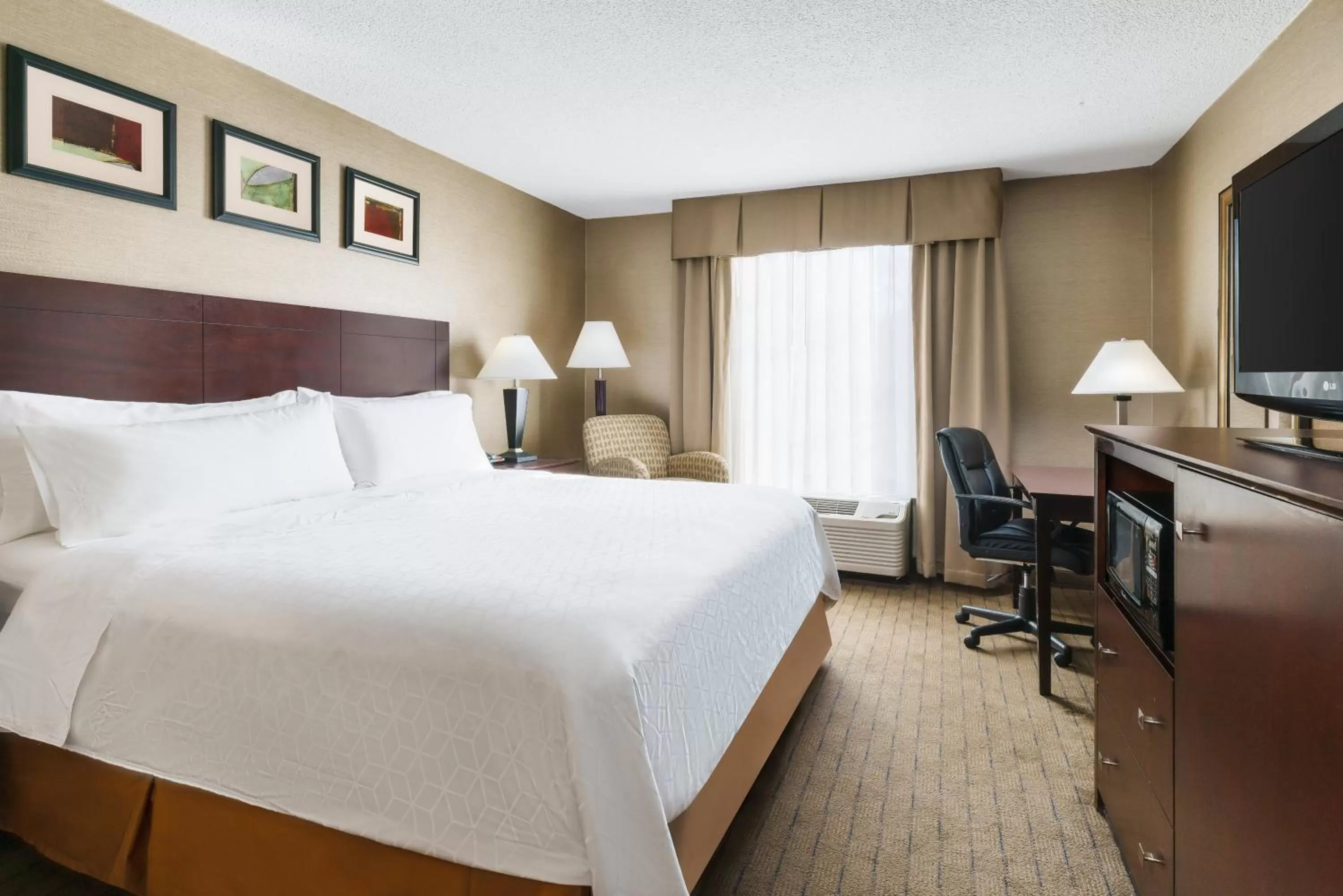 Photo of the whole room, Bed in Holiday Inn Express Boston Brockton by IHG