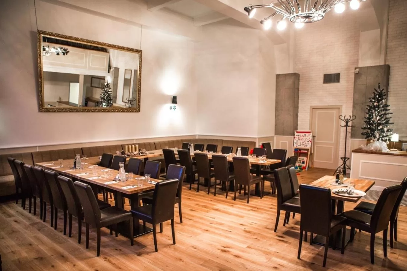 Restaurant/places to eat in Hotel Grand