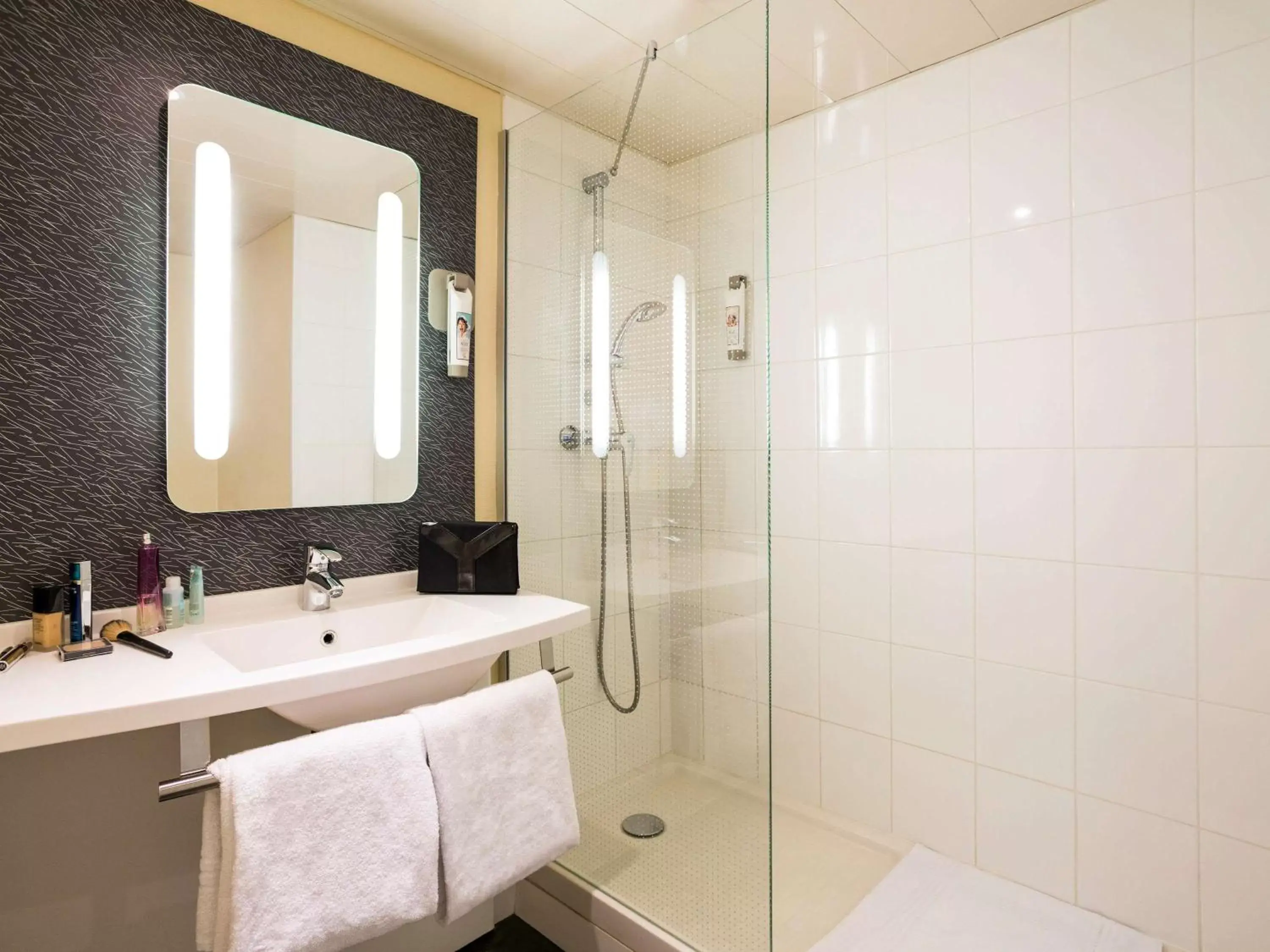 Photo of the whole room, Bathroom in ibis Bordeaux Lac