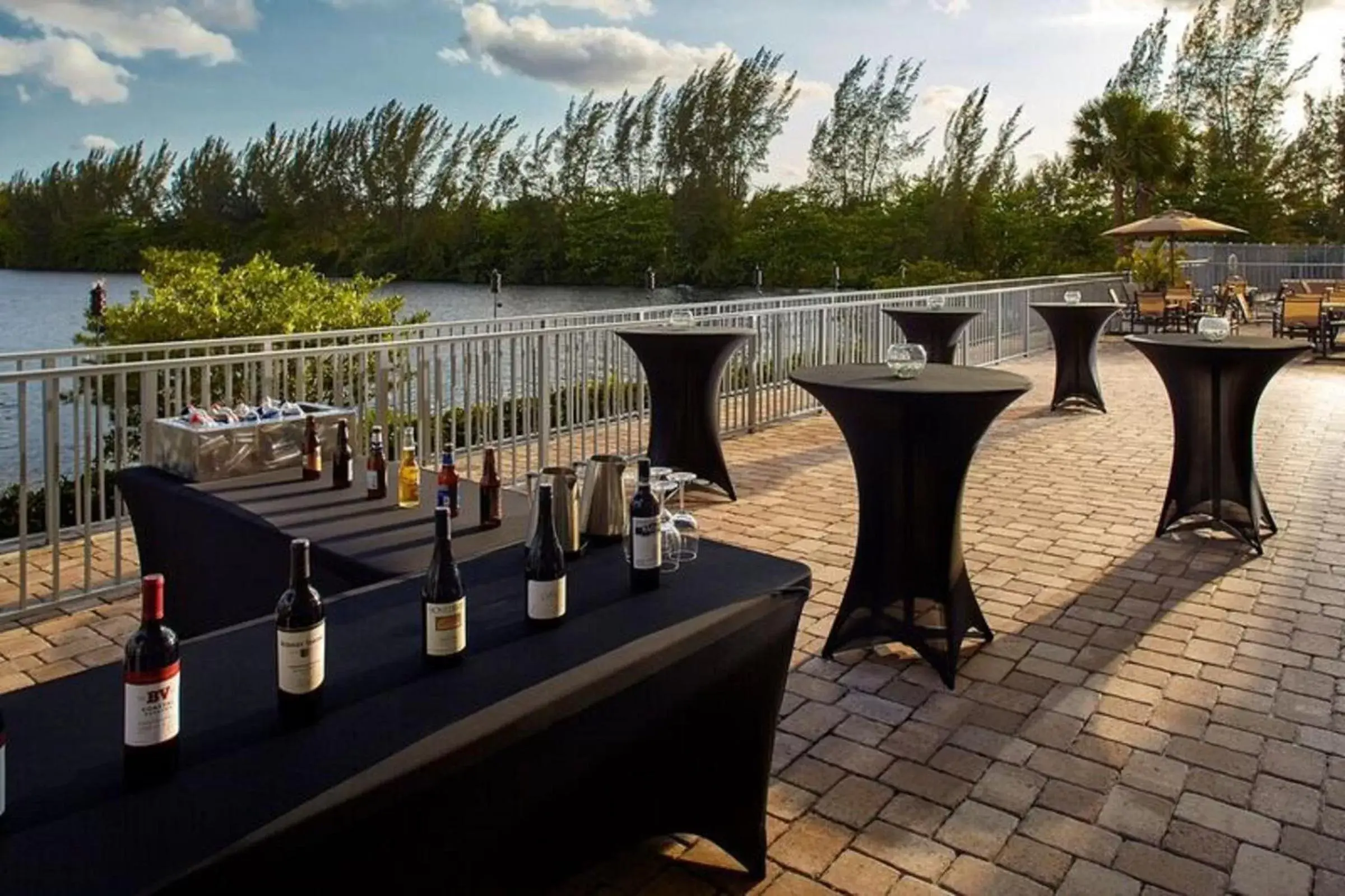 Lounge or bar, Patio/Outdoor Area in Cambria Hotel Miami Airport - Blue Lagoon