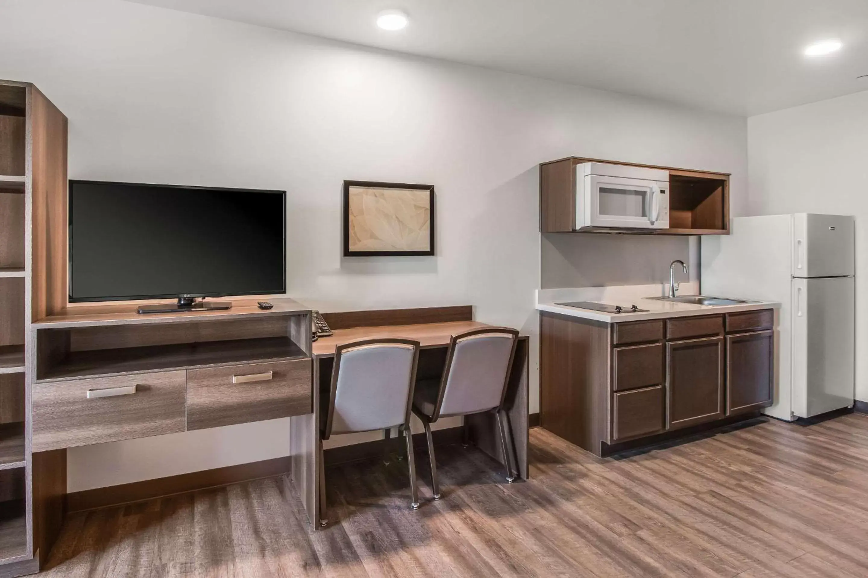 Photo of the whole room, Kitchen/Kitchenette in WoodSpring Suites Bakersfield Airport