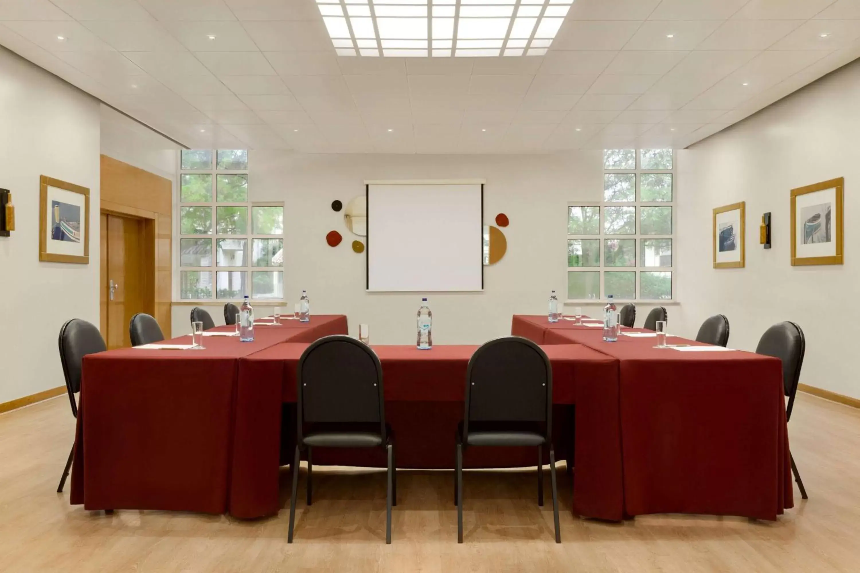 Meeting/conference room in TRYP by Wyndham Montijo Parque Hotel