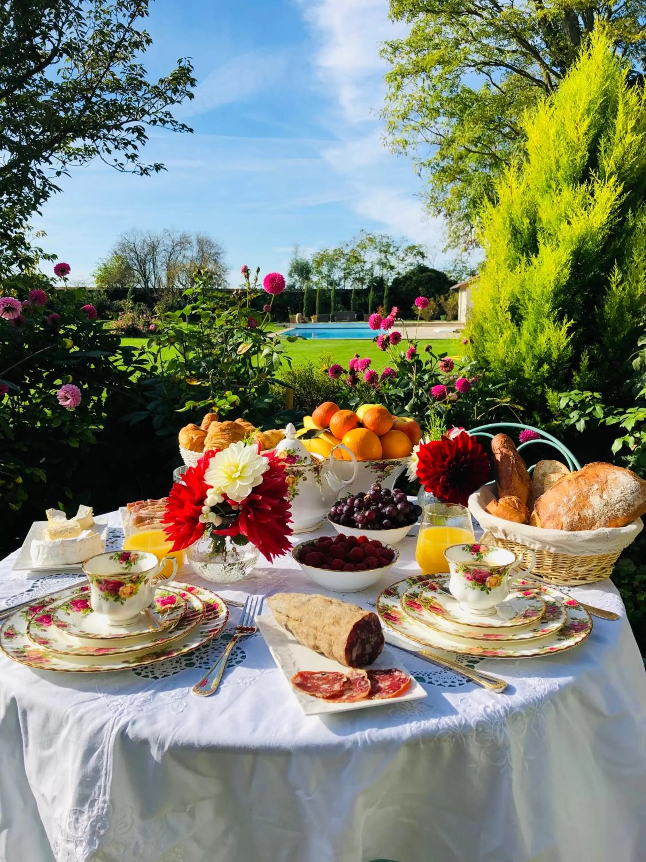 Pool view, Food in La plaine de l'Angelus