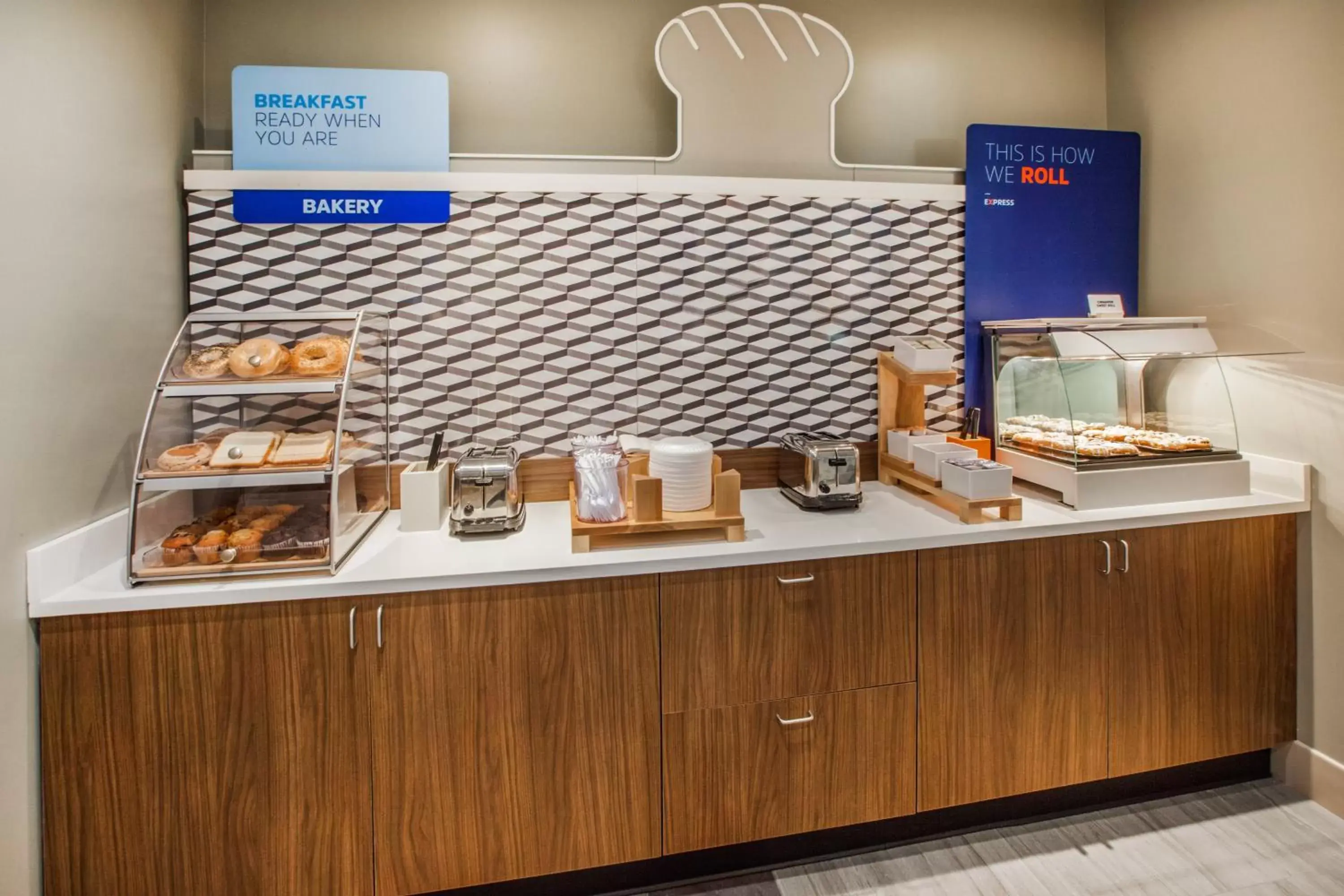 Breakfast, Kitchen/Kitchenette in Holiday Inn Express & Suites - North Brunswick, an IHG Hotel