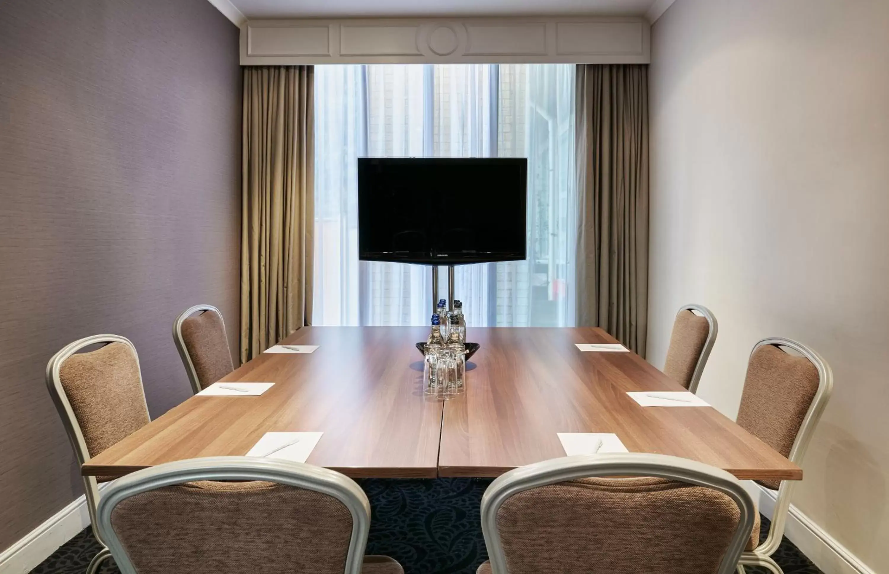 Meeting/conference room, TV/Entertainment Center in Leonardo Hotel Cheltenham - Formerly Jurys Inn