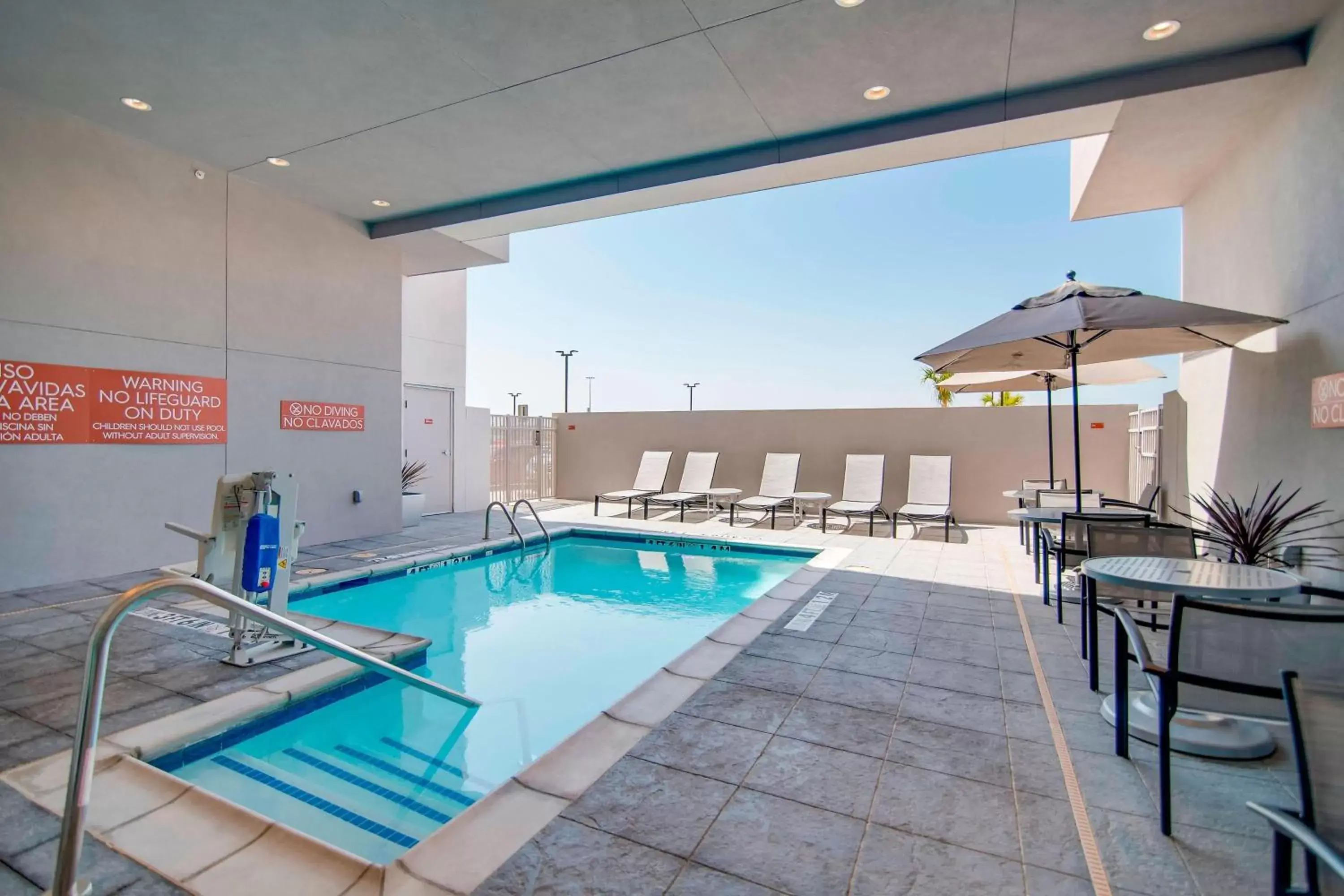 Swimming Pool in TownePlace Suites Fort Worth University Area/Medical Center