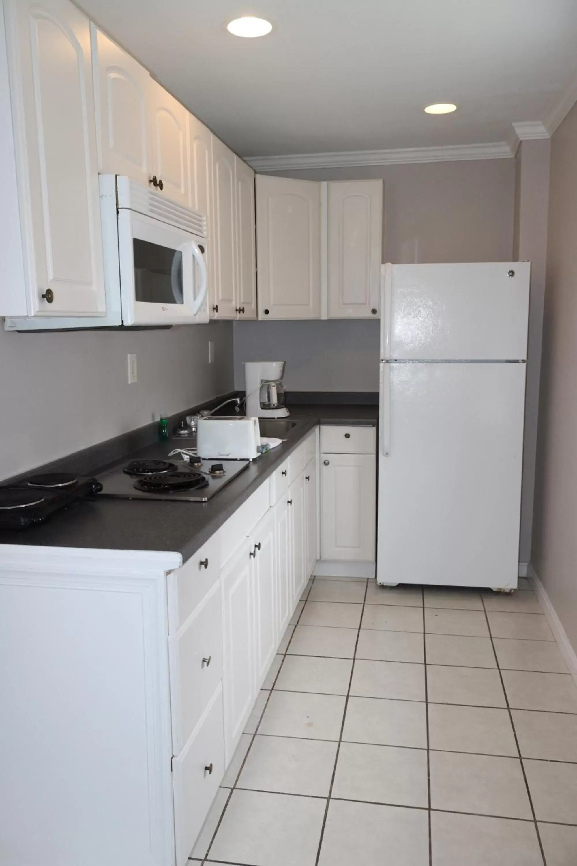 Kitchen/Kitchenette in The Burgundy Inn Hotel and Apartments