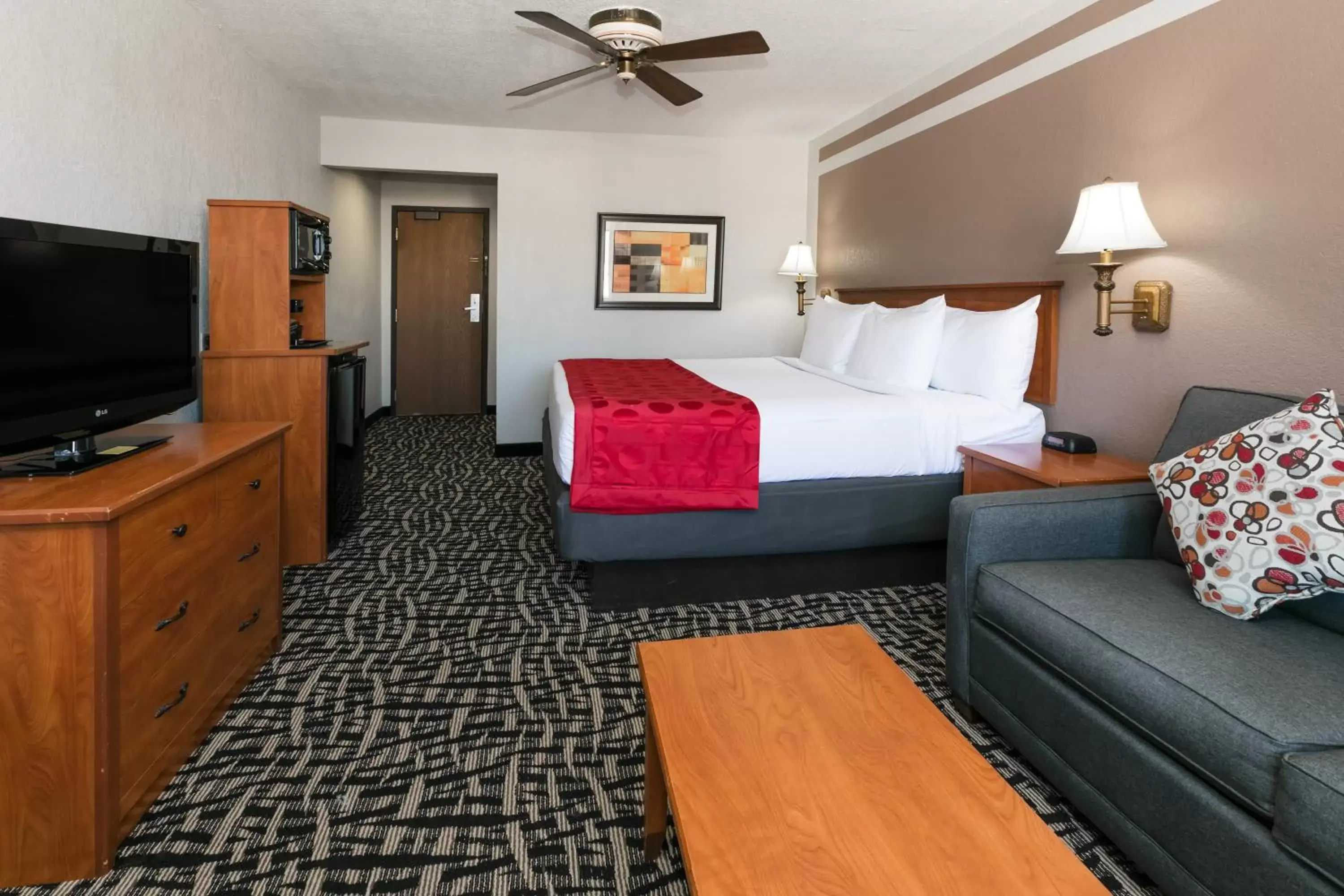 King Room - Mobility Access/Non-Smoking in Ramada by Wyndham Oklahoma City Airport North