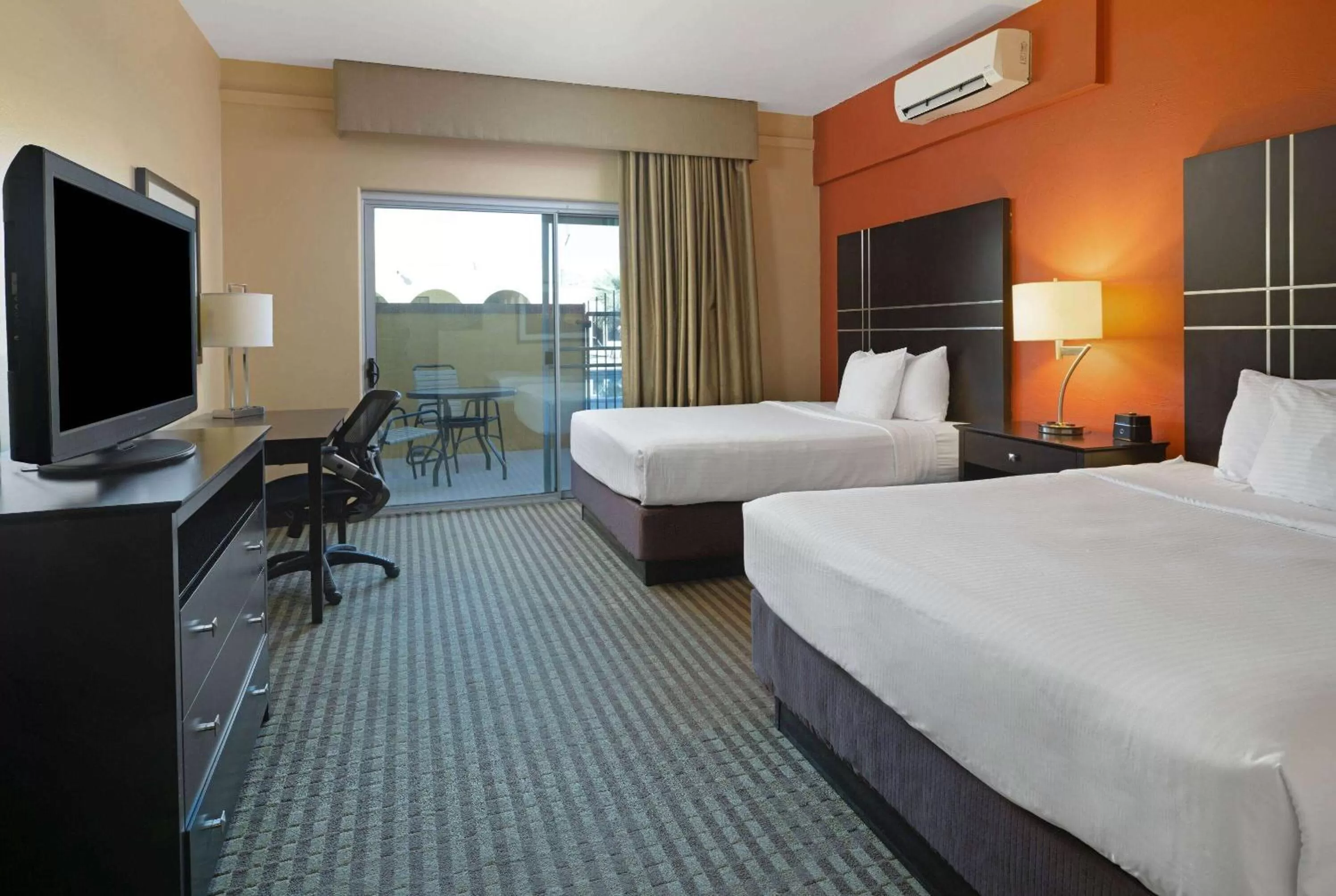 Photo of the whole room, Bed in La Quinta by Wyndham Tucson - Reid Park