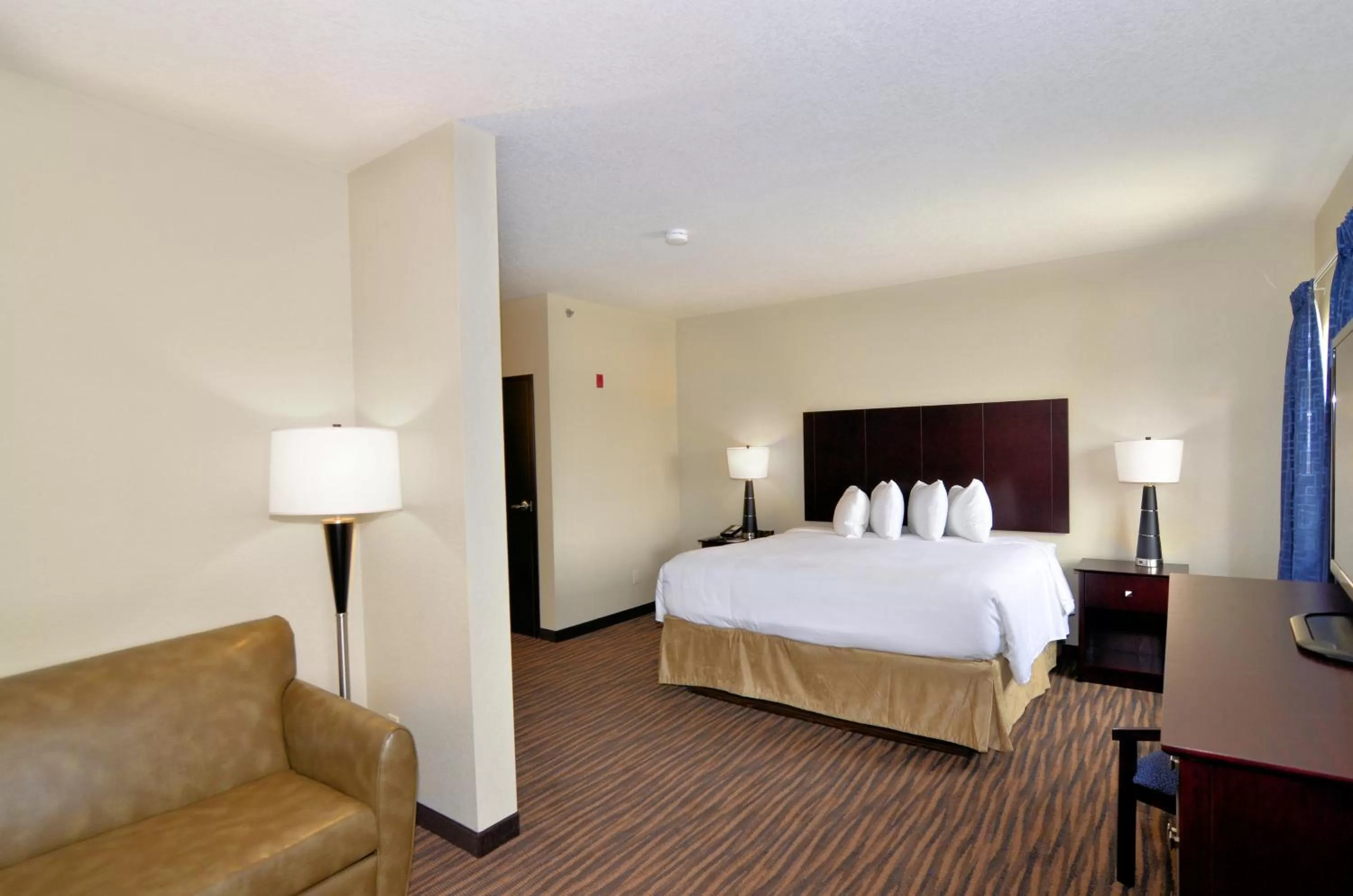 Seating area, Bed in Cobblestone Inn & Suites - Holstein