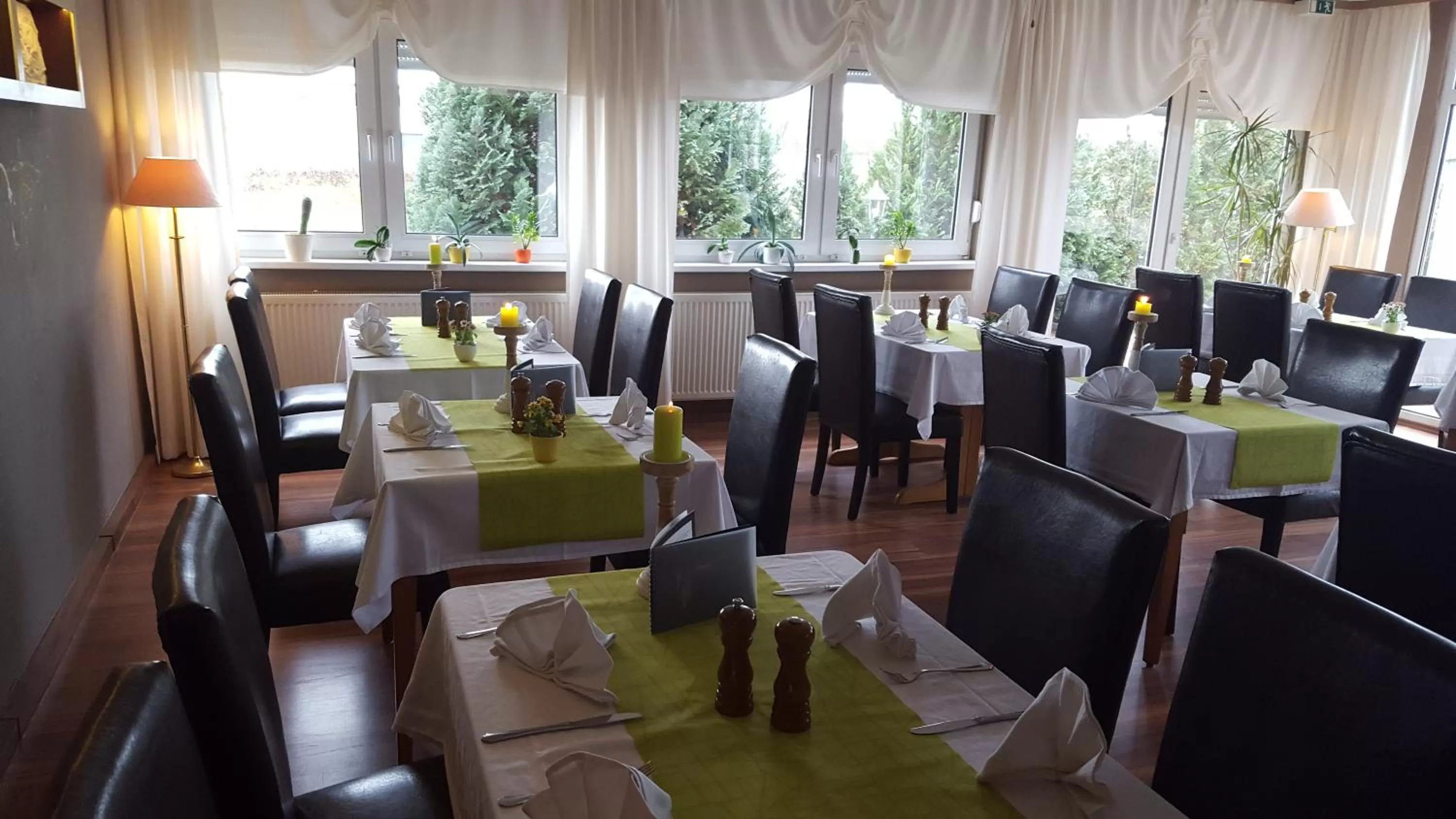 Restaurant/places to eat in Hotel Zur Fichtenbreite -Garni-