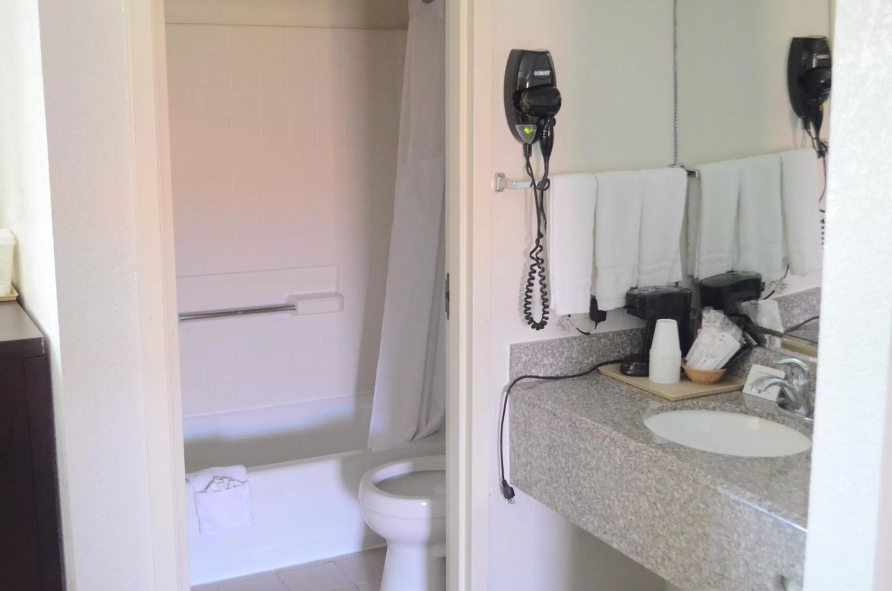 King Room with Bathtub - Mobility/Hearing Accessible in Howard Johnson Houston Heights - Downtown