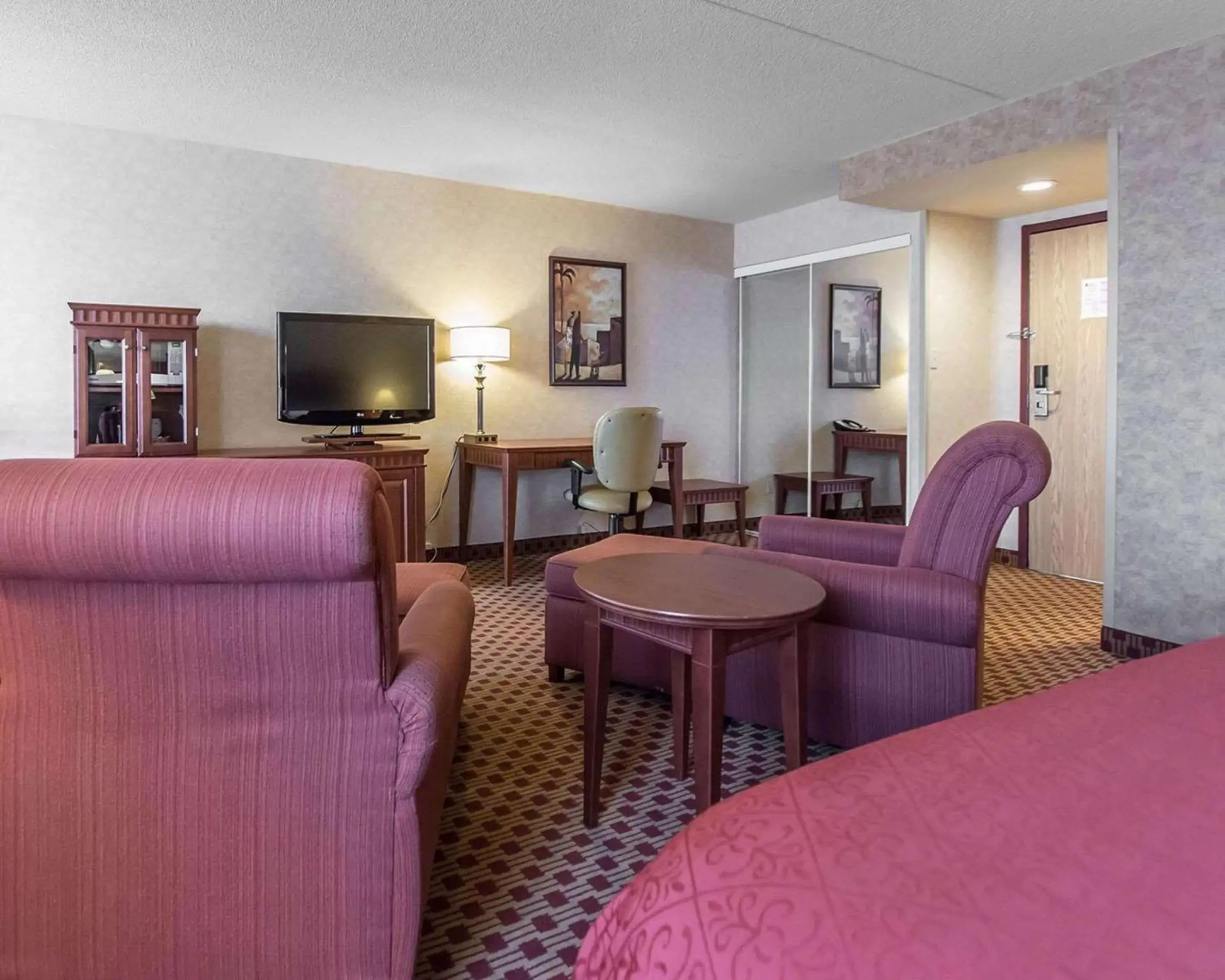 Photo of the whole room, Seating Area in Quality Inn & Suites Bay Front