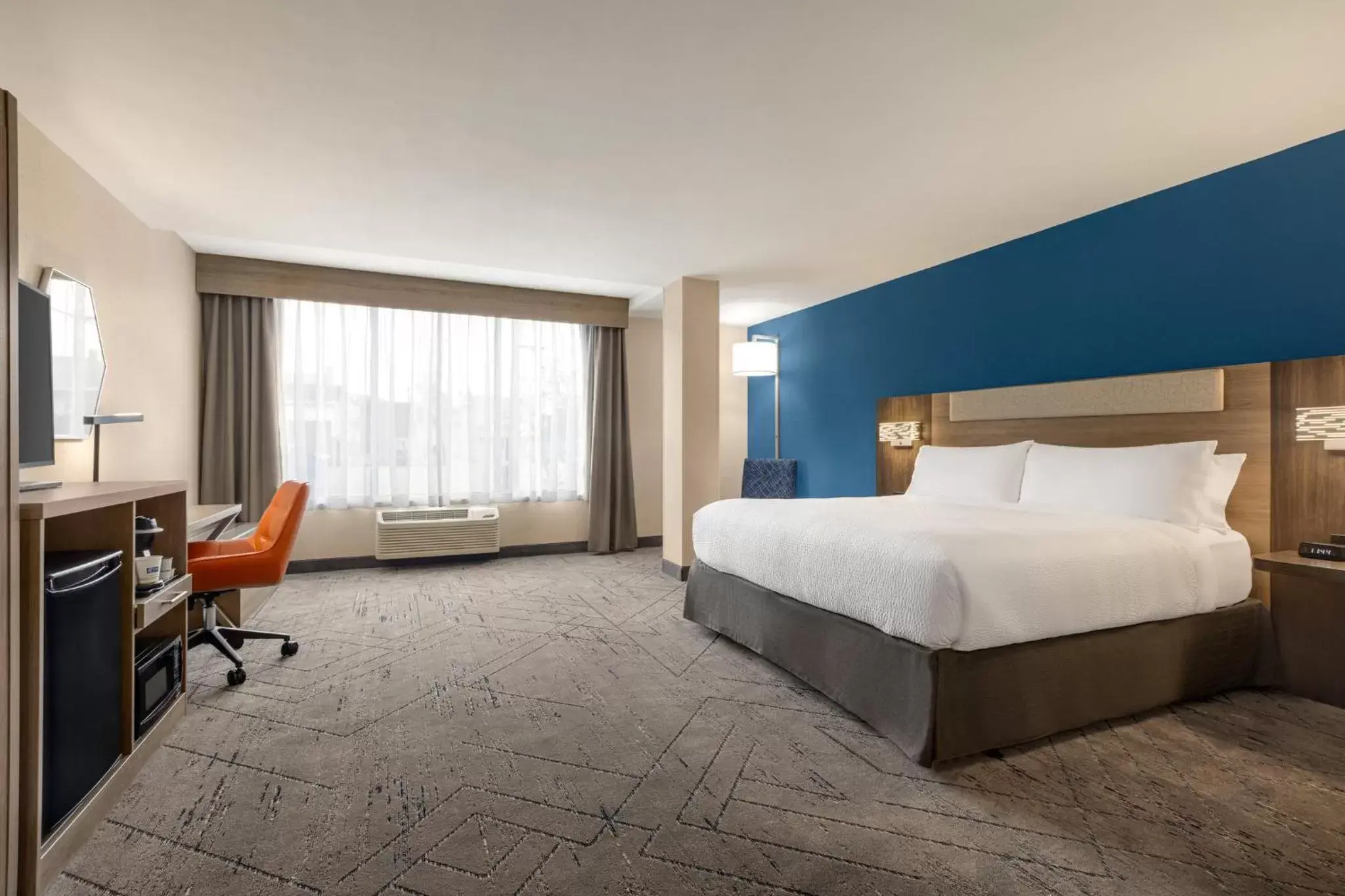 Photo of the whole room, Bed in Holiday Inn Express & Suites Evansville Downtown, an IHG Hotel