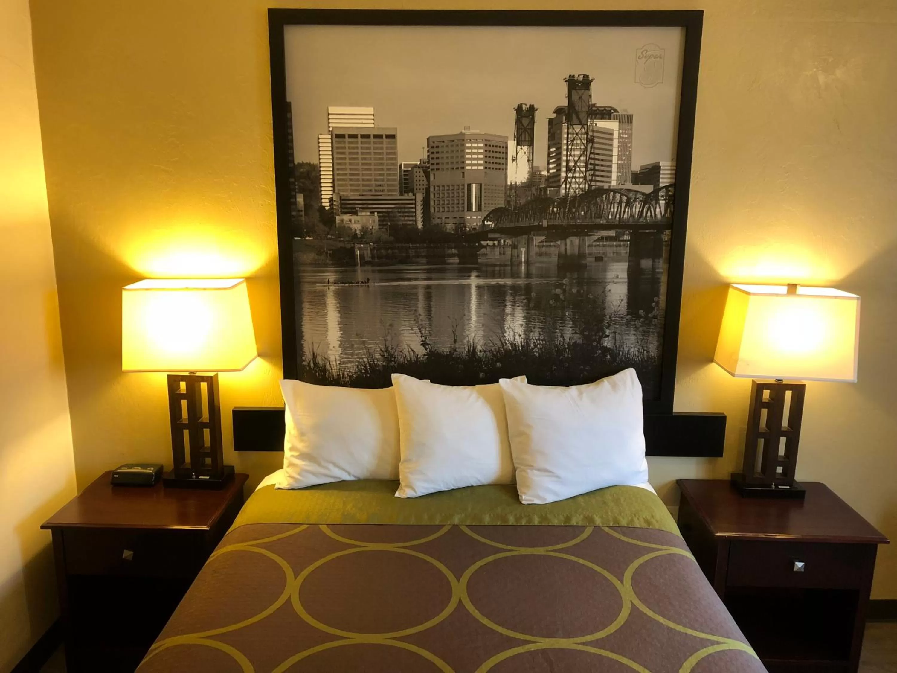 Bedroom, Bed in Super 8 by Wyndham Woodburn