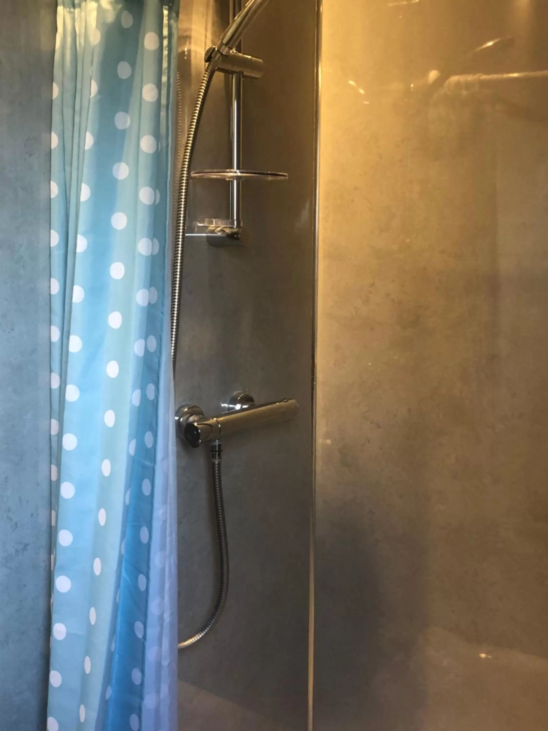 Bathroom in The Ilchester Arms Hotel, Ilchester Somerset