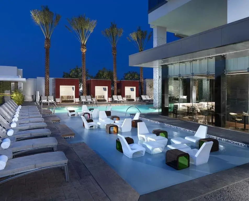 Swimming pool, Restaurant/Places to Eat in Luxury Suites at Palms Place