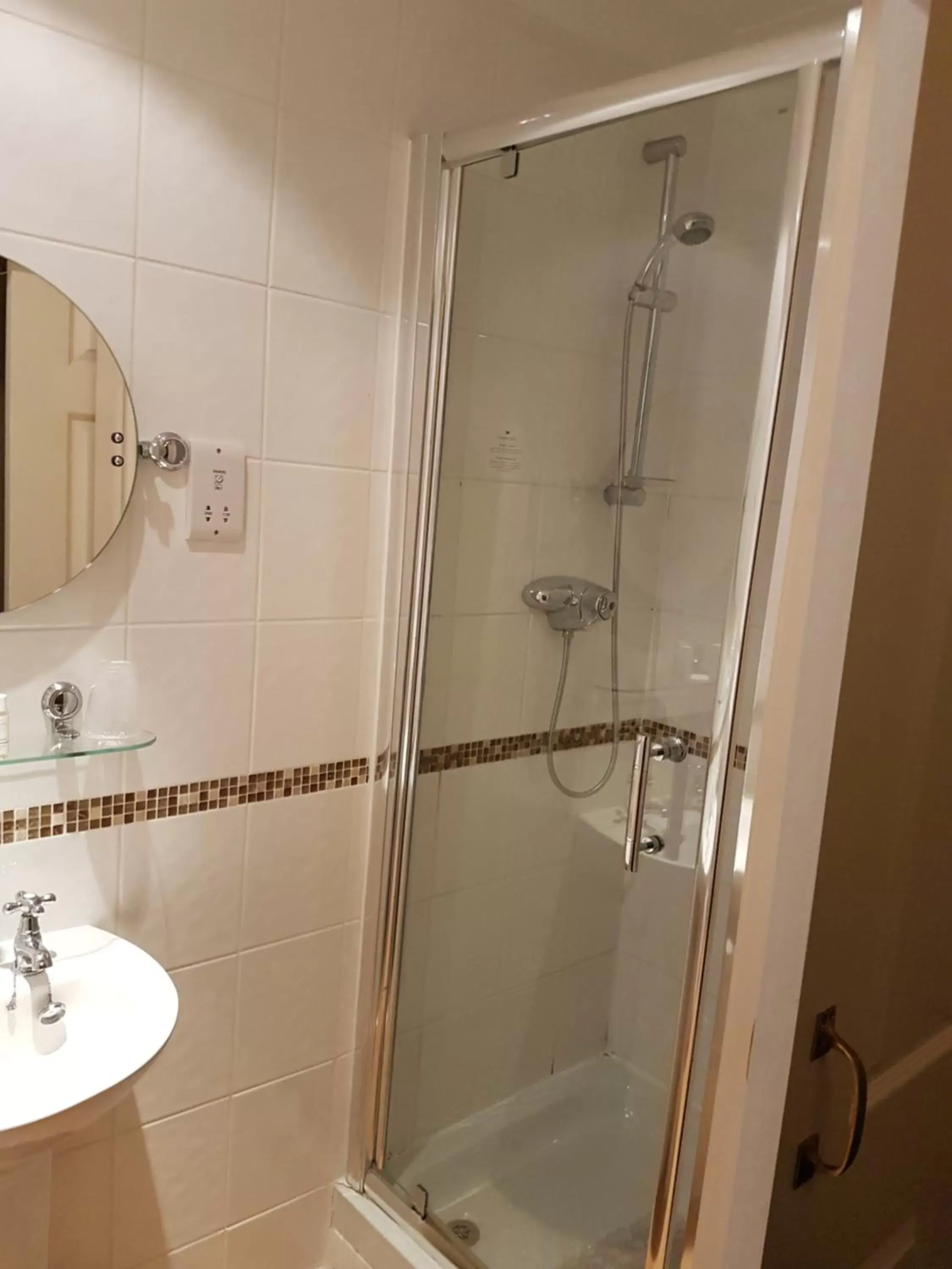 Shower, Bathroom in The Vine Hotel, Skegness