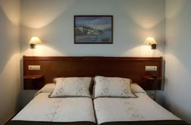 Bedroom, Bed in Hotel & Spa Villa de Mestas