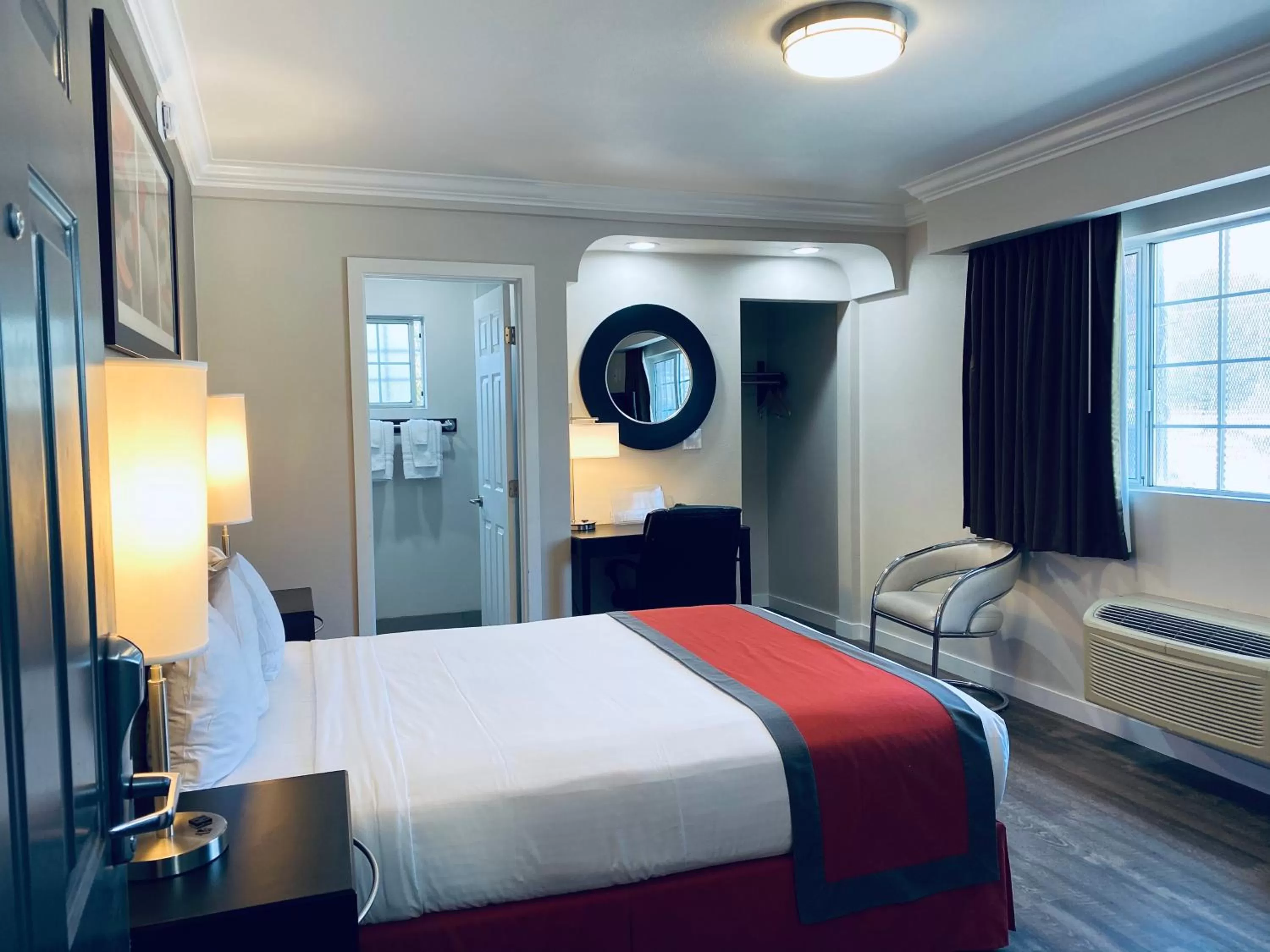 Bathroom, Bed in The Lexmar - Dodger Stadium Hollywood