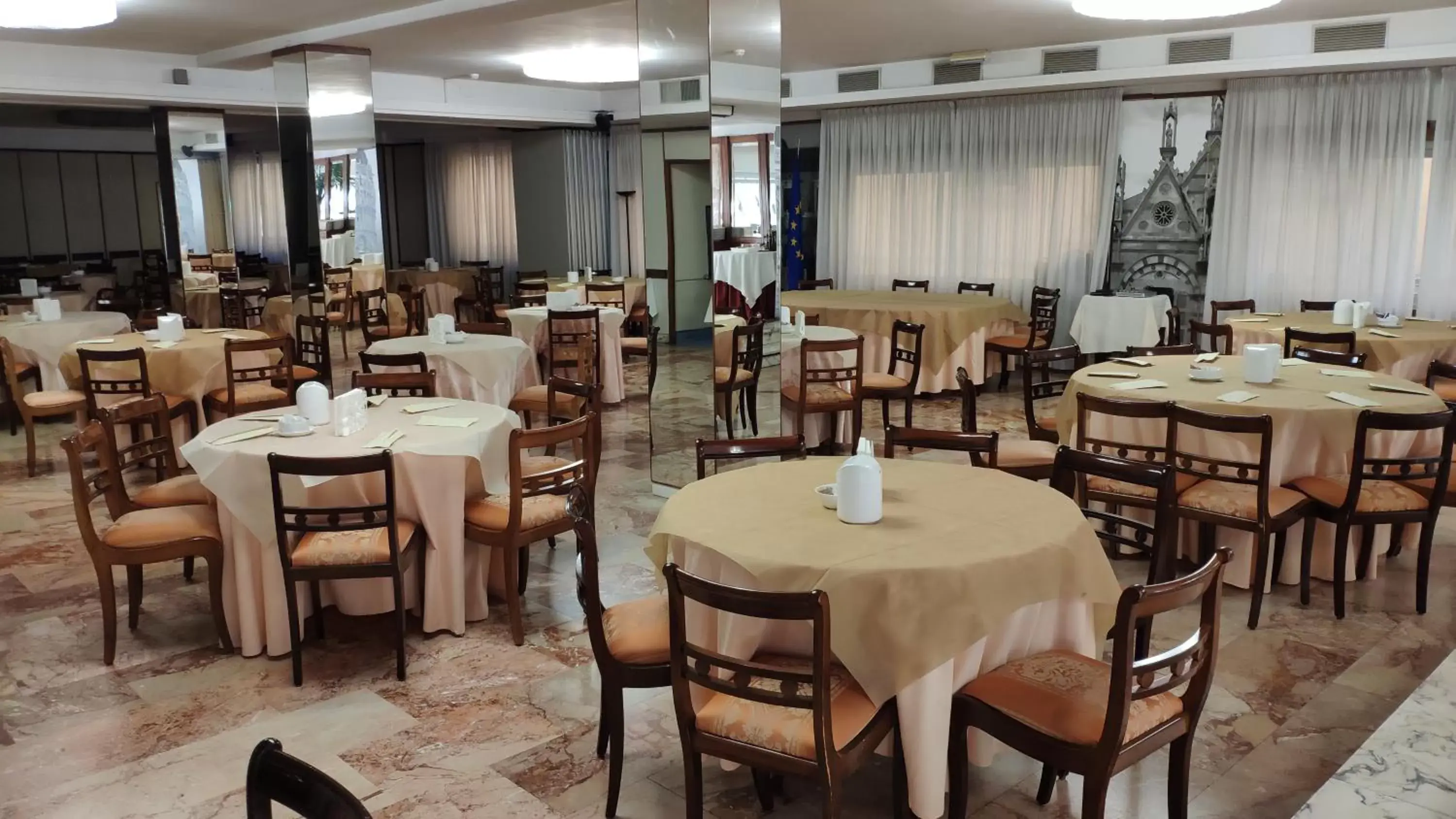 Breakfast, Restaurant/Places to Eat in Grand Hotel Duomo