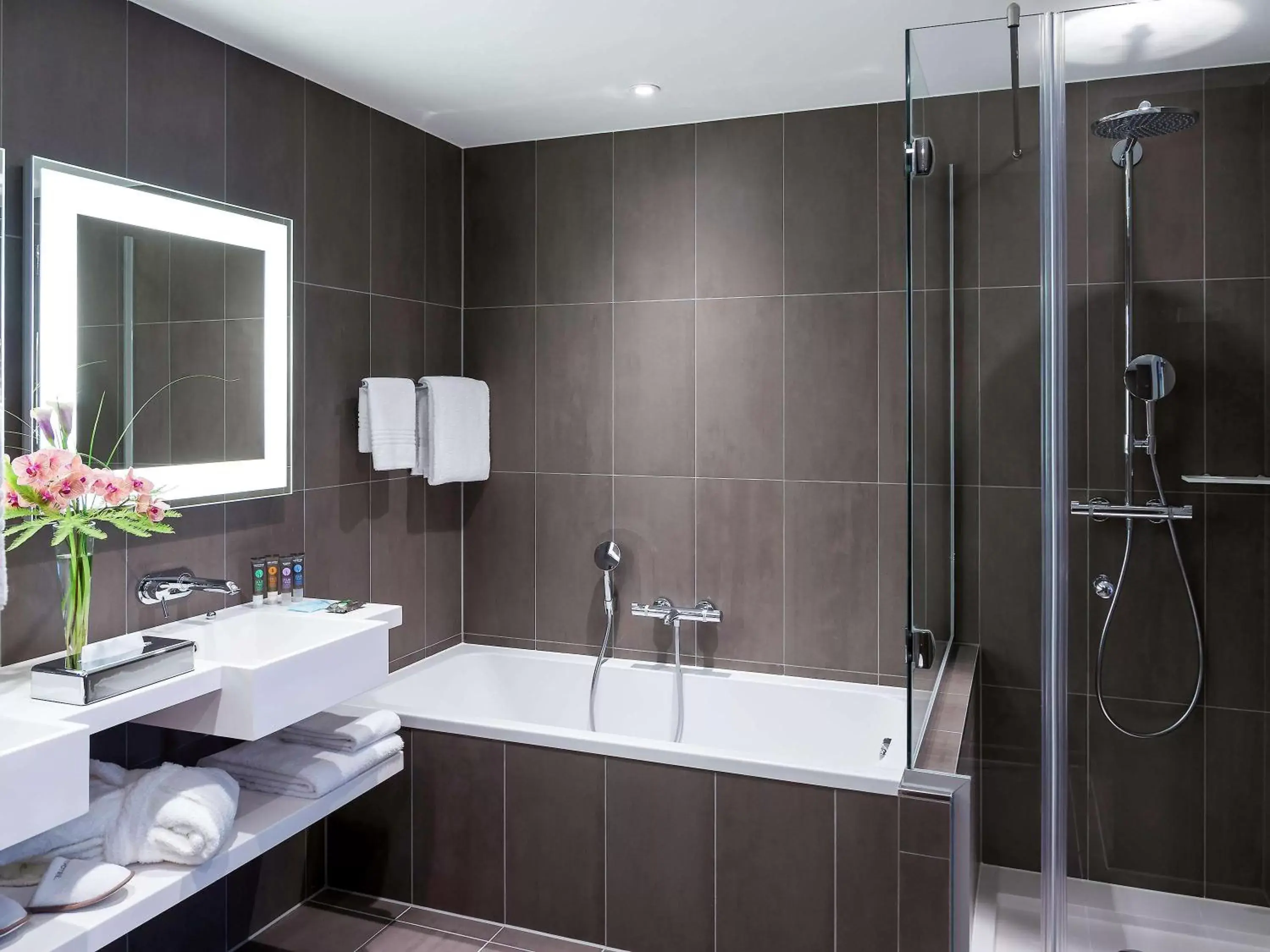Photo of the whole room, Bathroom in Novotel Amsterdam Schiphol Airport