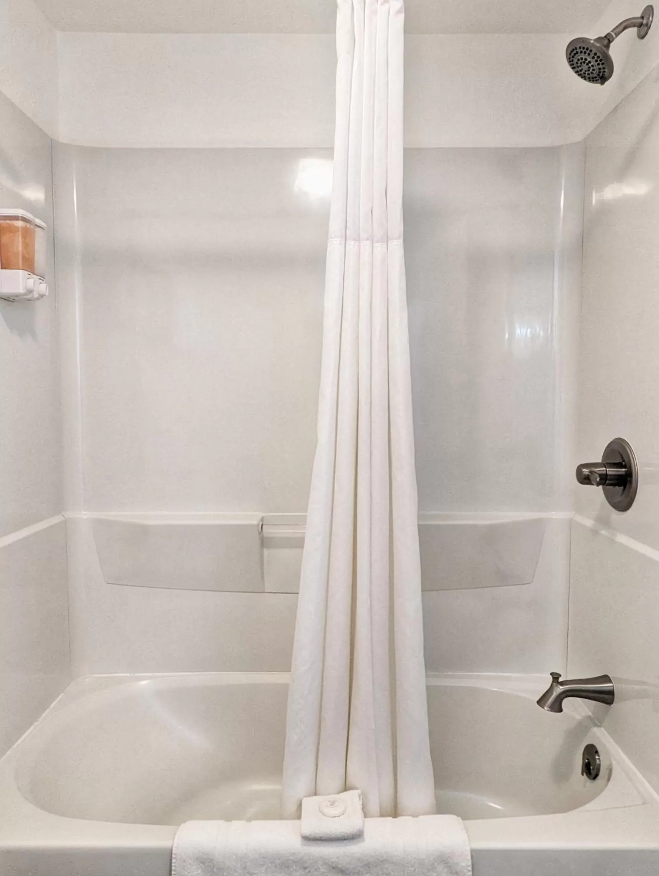 Shower, Bathroom in The Fountain Creek Inn of Manitou Springs