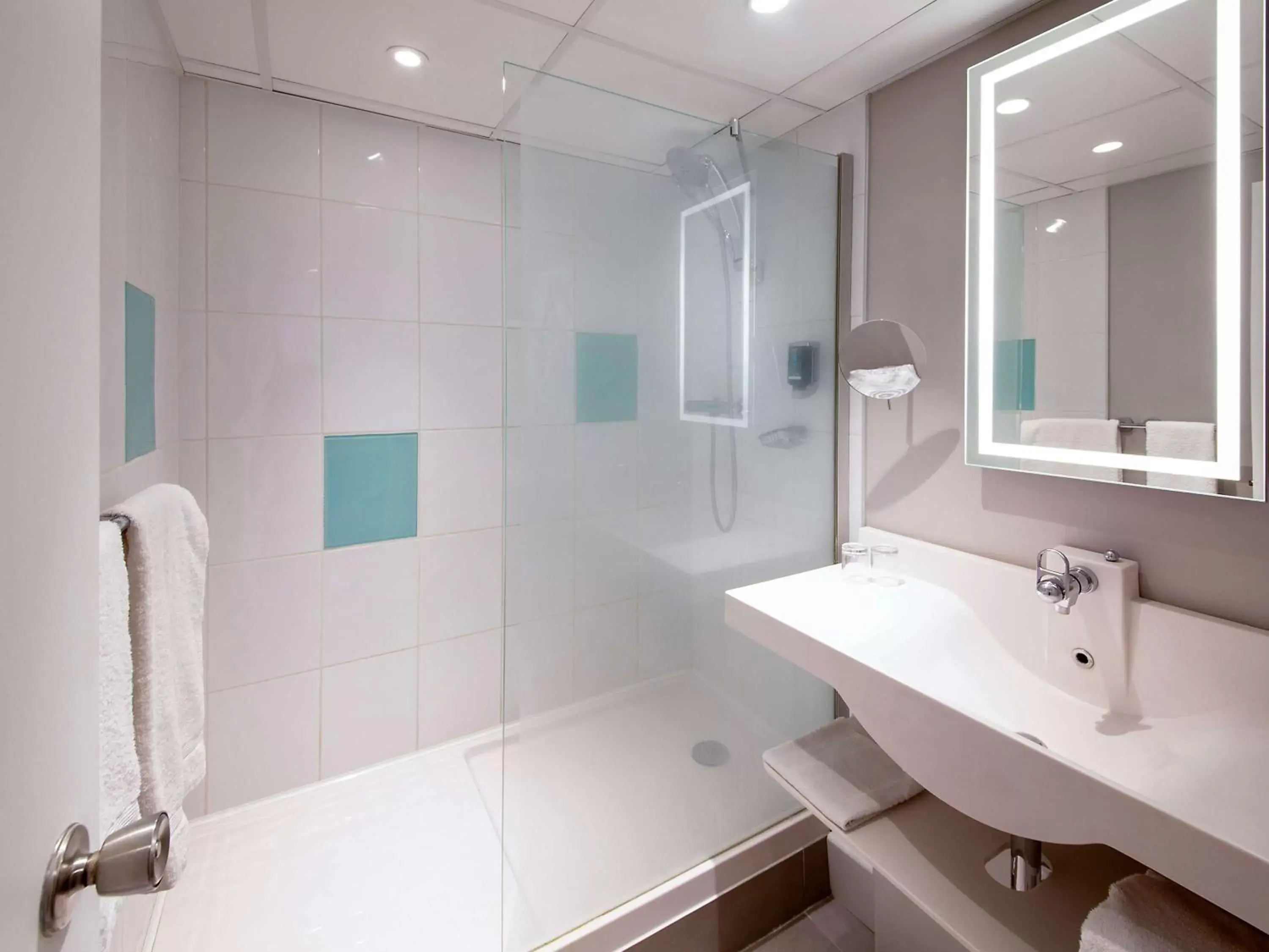 Photo of the whole room, Bathroom in Novotel Clermont-Ferrand