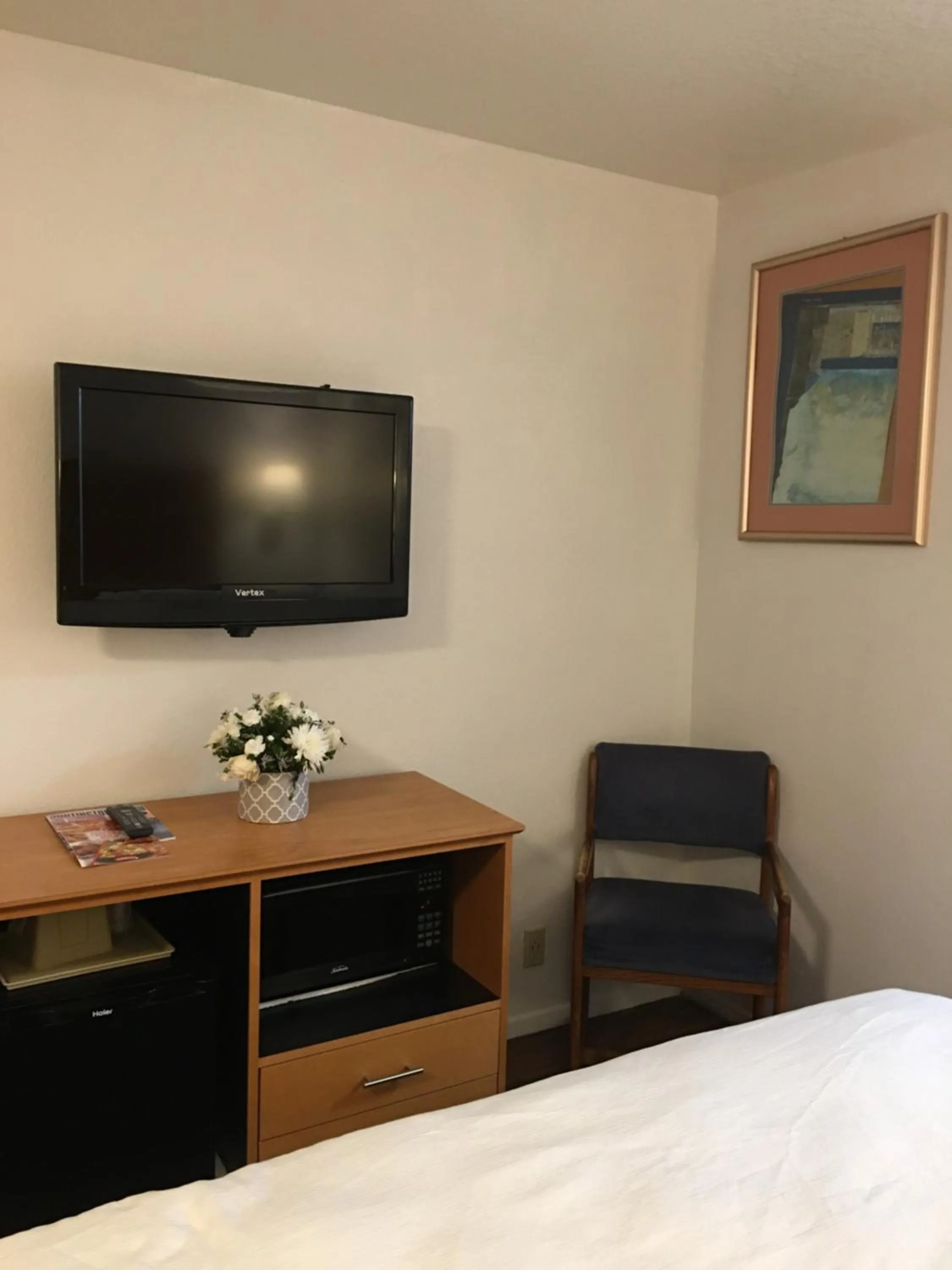 TV and multimedia, Bed in OceanView Motel
