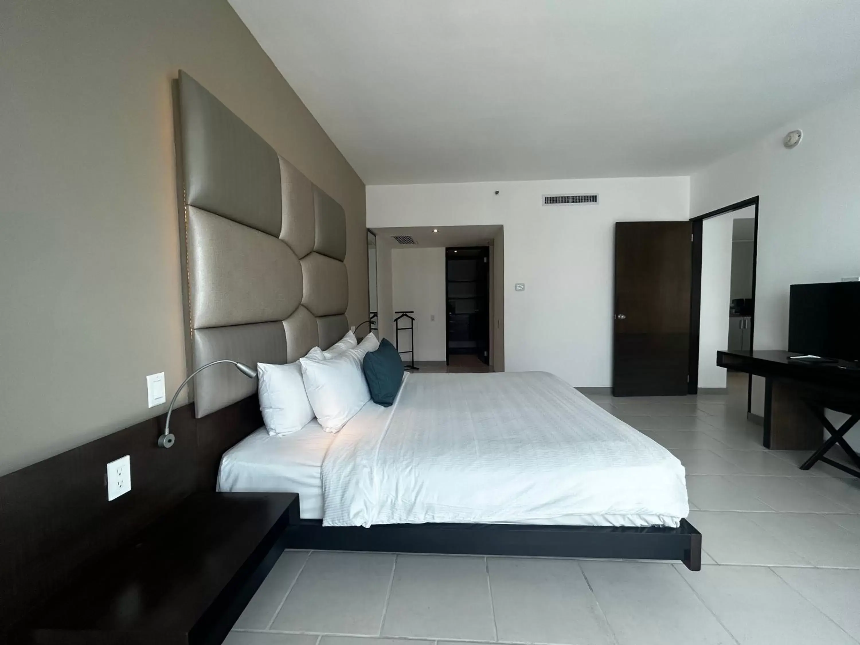 Photo of the whole room, Bed in Decapolis Hotel Panama City