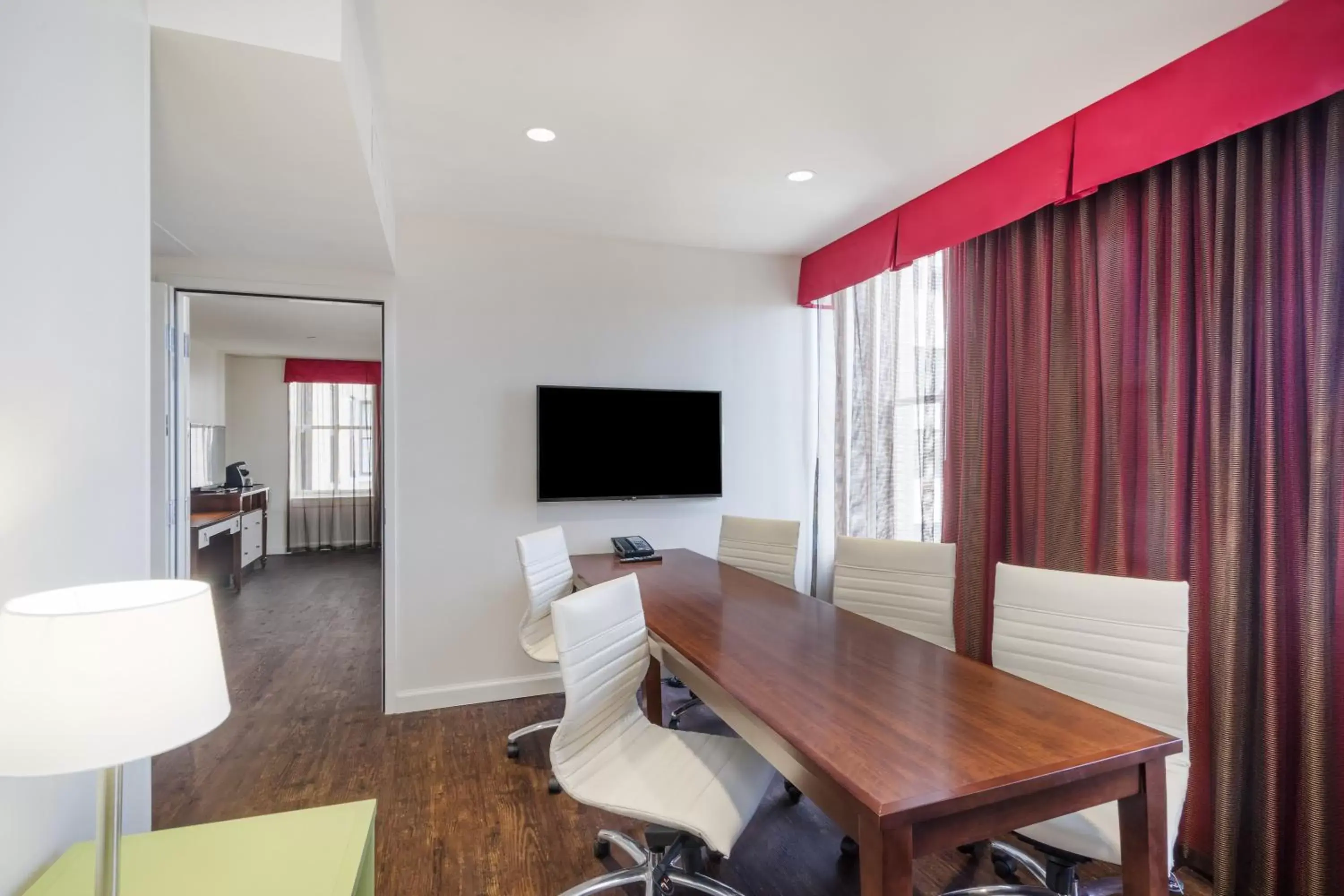 Photo of the whole room, TV/Entertainment Center in Hotel Indigo Nashville - The Countrypolitan